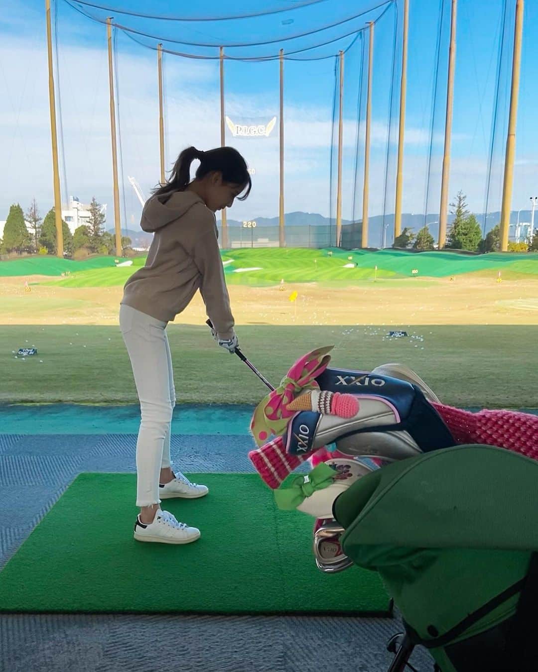 吉岡結紀のインスタグラム：「✐☡ ・ ハマっております。🏌🏼‍♀️☀️🤍 ・ #golf #xxio #ゴルフ #ゴルフ女子 #2枚目のチャック空いてるように見えるのだけが懸念すぎ  #このパンツで行ったの失敗 🥲笑」