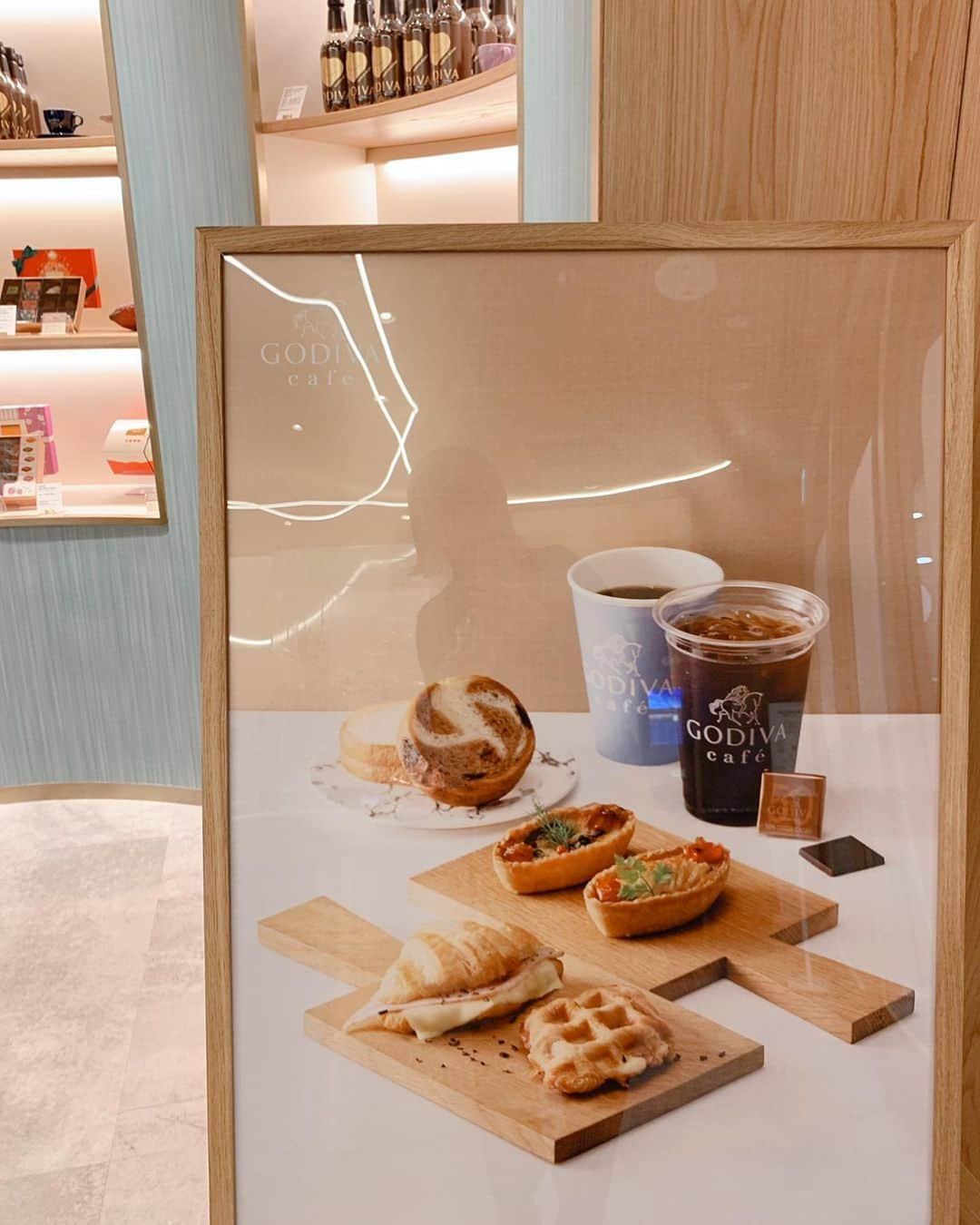 成瀬心美さんのインスタグラム写真 - (成瀬心美Instagram)「☕️ . . 東京駅にOpenした 「GODIVA cafe Tokyo」に 行ってきたよ！ . 店内めっちゃオシャレで 内装も好きな感じすぎて ステキ空間でした☺️ . ドリンクメニューも豊富だし 次はスイーツも一緒に 食べてみたいな🍓 . . #godiva #cafe #godivacafe #tokyo」11月27日 18時43分 - coco3ndazo