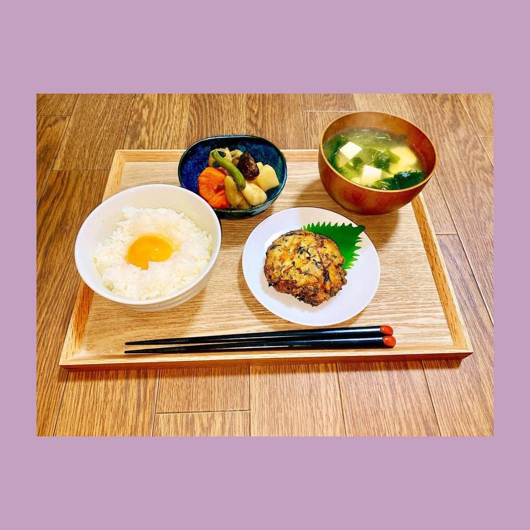 福島雪菜のインスタグラム：「今日の晩ごはん( ˶˙ᵕ˙˶ ) * ✧がんもどき ✧筑前煮 ✧わかめと豆腐のお味噌汁 ✧卵かけご飯 * * #手料理❤️ #おうちごはん」