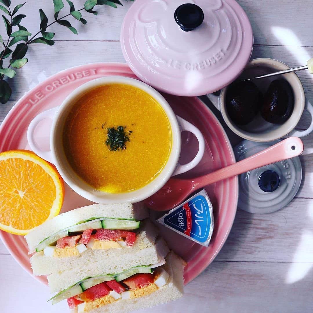 のインスタグラム：「みずみずしいオレンジや野菜の詰まったサンドイッチ、朝から晴れやかな気持ちになれそうなモーニングプレートです。 @earielmermaid214 さんのとある休日の朝ごはんは、サンドイッチとオレンジ、かぼちゃのスープ。 休日の朝から作ったという豆乳味噌仕立てのかぼちゃスープからは、やさしく深い味わいが写真からも伝わってきます。  #ルクルーゼ #lecreuset #ルクルーゼのある食卓 #モーニングプレート #ワンプレート #豊かな食卓 #朝食 #フーディーテーブル #テーブルコーディネート #テーブルフォト #朝ごはん #モーニング #ミニココット #ワンプレートごはん #盛り付け #休日の朝ごはん #サンドイッチ #かぼちゃのスープ #豆乳味噌仕立て」