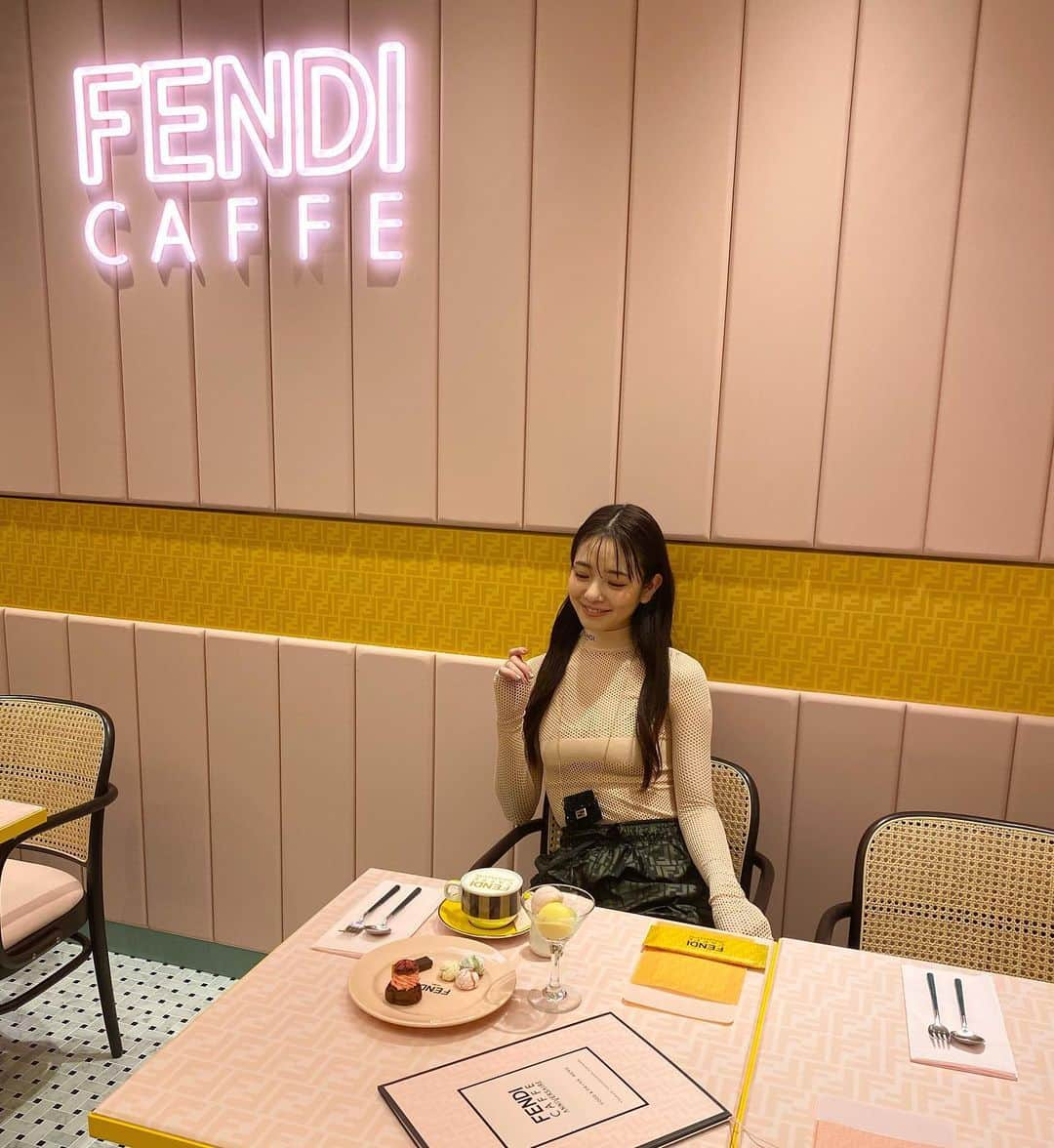 横田真悠さんのインスタグラム写真 - (横田真悠Instagram)「明日オープンのFENDI CAFFEに一足先にお邪魔してきました どこを見ても可愛いで溢れてました♡  #fendicafe  #anniversairecafe  #omotesando」11月27日 18時41分 - yokota_mayuu