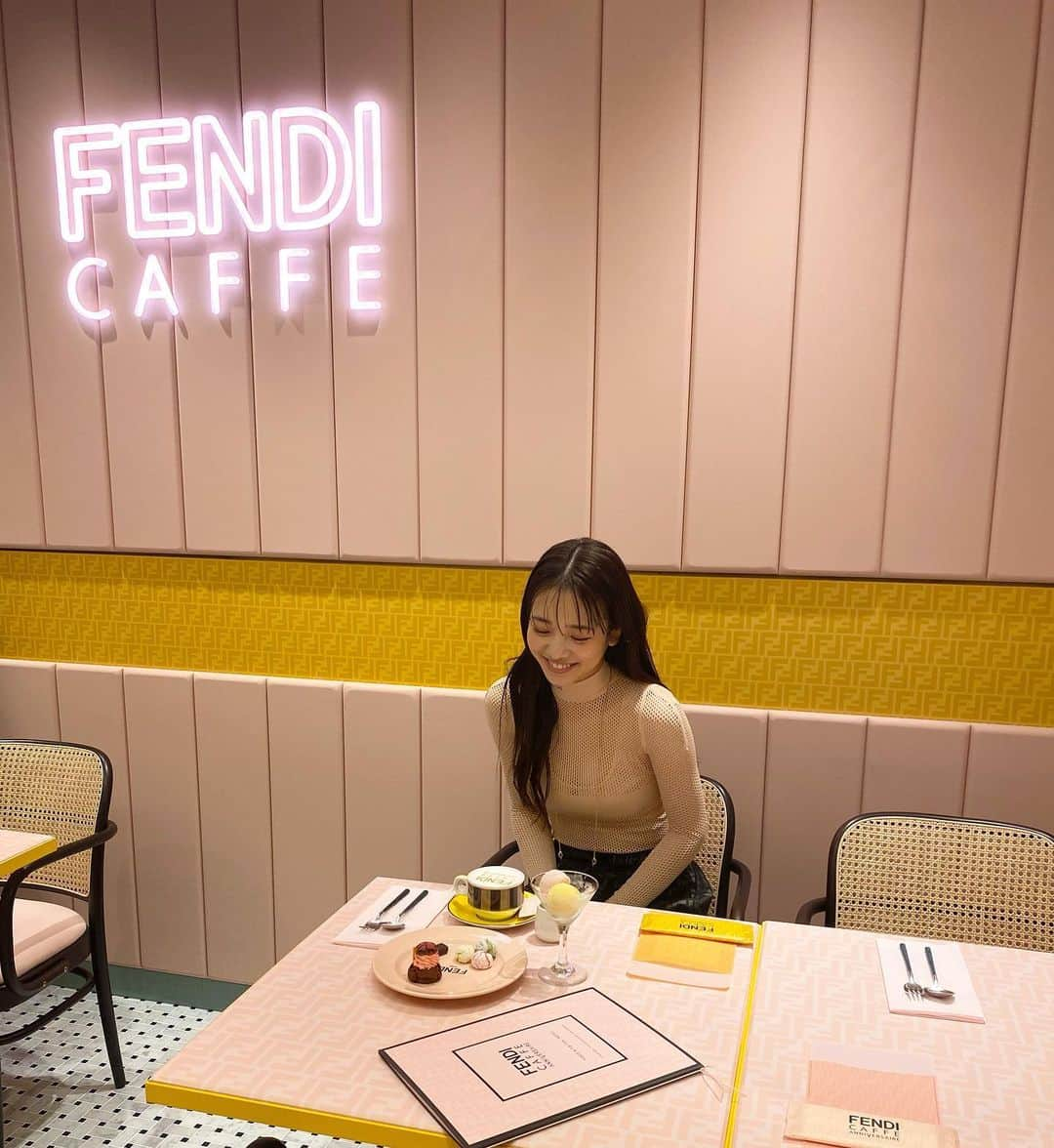 横田真悠さんのインスタグラム写真 - (横田真悠Instagram)「明日オープンのFENDI CAFFEに一足先にお邪魔してきました どこを見ても可愛いで溢れてました♡  #fendicafe  #anniversairecafe  #omotesando」11月27日 18時41分 - yokota_mayuu