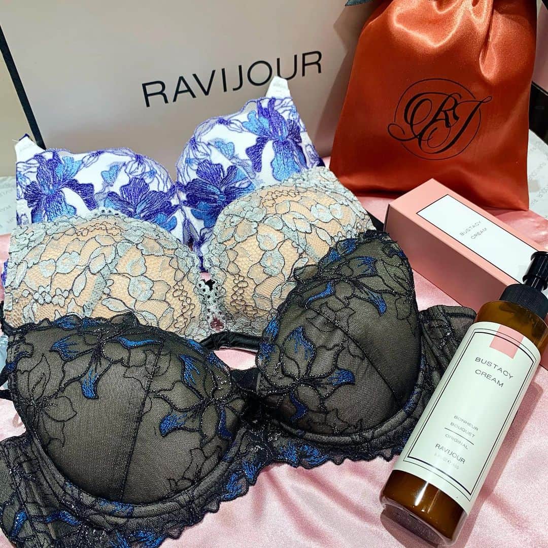 Ravijour札幌4丁目プラザ店のインスタグラム：「明日からの土日限定！！ 人気の3型が30%OFF❤️❤️❤️  詳細はブログ更新してます✨  #フェア情報 #ravijour  #ravijourstaff  #ravijour_official  #ravijoursapporo  #ラヴィジュール」