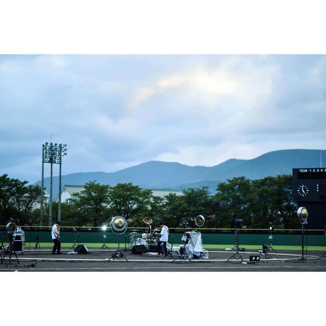 椎木知仁のインスタグラム：「ライブ映像作品"Youth baseball"明後日19:00公開です。東京に部屋を借りて２年が経とうとしています。全く机に向かわない大学２年生みたいな日々を過ごしています。いや大学に行ったことがないのでわかりませんが、いつか終わってしまう借り物の時間の中にいるような気持ちです。いや大学行ったことないのでわからないですが…今年は何度も「なんでできないんだ？」と自分にナイフを突きつけるような気持ちになっていたので(それこそが正解だと思っていたので)最近はなるべく楽しもうと思ってます…気楽に…そして真剣に…明るく楽しく…２年生だし…いや大学行ってないからわからないですけど…明後日良かったら観て下さい！」