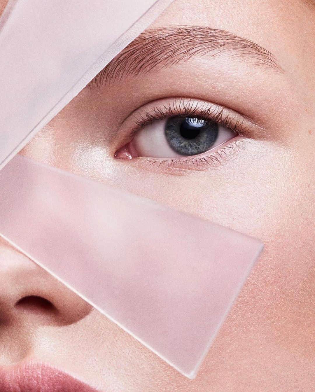 NINA PARKのインスタグラム：「Skin reflections @jessiealexander_  __________________________________ #Photographer @floriansommet II #CreativeDirector @janasommet II #MakeUp by Me @ninaparkbeauty for @ballsaal_artist_management used #Products by @diormakeup」