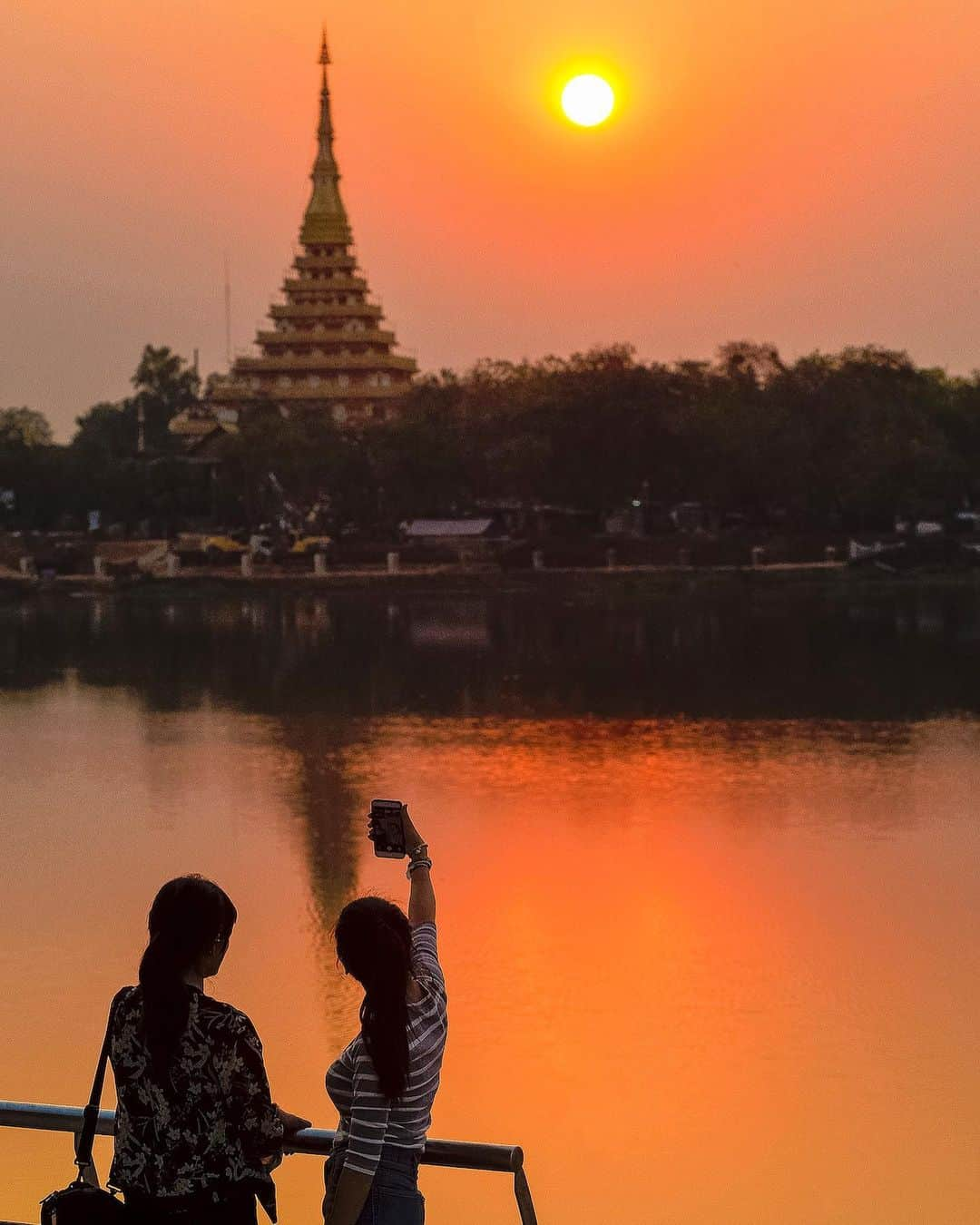 タイ国政府観光庁さんのインスタグラム写真 - (タイ国政府観光庁Instagram)「・﻿ ＼✨今週も1週間お疲れ様でした✨／﻿ ﻿ コーンケーン県の湖「ブン・ケーン・ナコン」から望む夕日の写真をお届け📸﻿ ﻿ 人々の憩いの場となっている「ブン・ケーン・ナコン」🕊﻿ 東京ドーム20個分の面積を持つ大きな湖の周りはリノベーションされ、美しい彫刻が飾られるとともに、人々の健康を促進する公園となっています🏃💨﻿ ﻿ 夕暮れ時には、仏閣をバックに沈み行く夕日が湖の水面を美しく照らす光景を眺めることができますよ🌇✨﻿ ﻿ 皆さま、体調に気をつけてよい週末をお過ごしください☺️﻿ ﻿ #タイ #コーンケーン #イサーン #ブンケーンナコン #湖 #湖畔 #夕日 #ゆうやけこやけ部 #公園 #こんなタイ知らなかった #もっと知りタイ #タイ旅行 #イサーン旅行 #旅好きな人と繋がりたい #旅行好きな人と繋がりたい #海外旅行 #thailand #khonkaen #khonkaentrip #isan #isantrip #buengkaennakhon #lakeview #sunset  #amazingthailand #thailandtravel #thailandtrip #thai #thaistagram #lovethailand」11月27日 18時45分 - amazingthailandjp