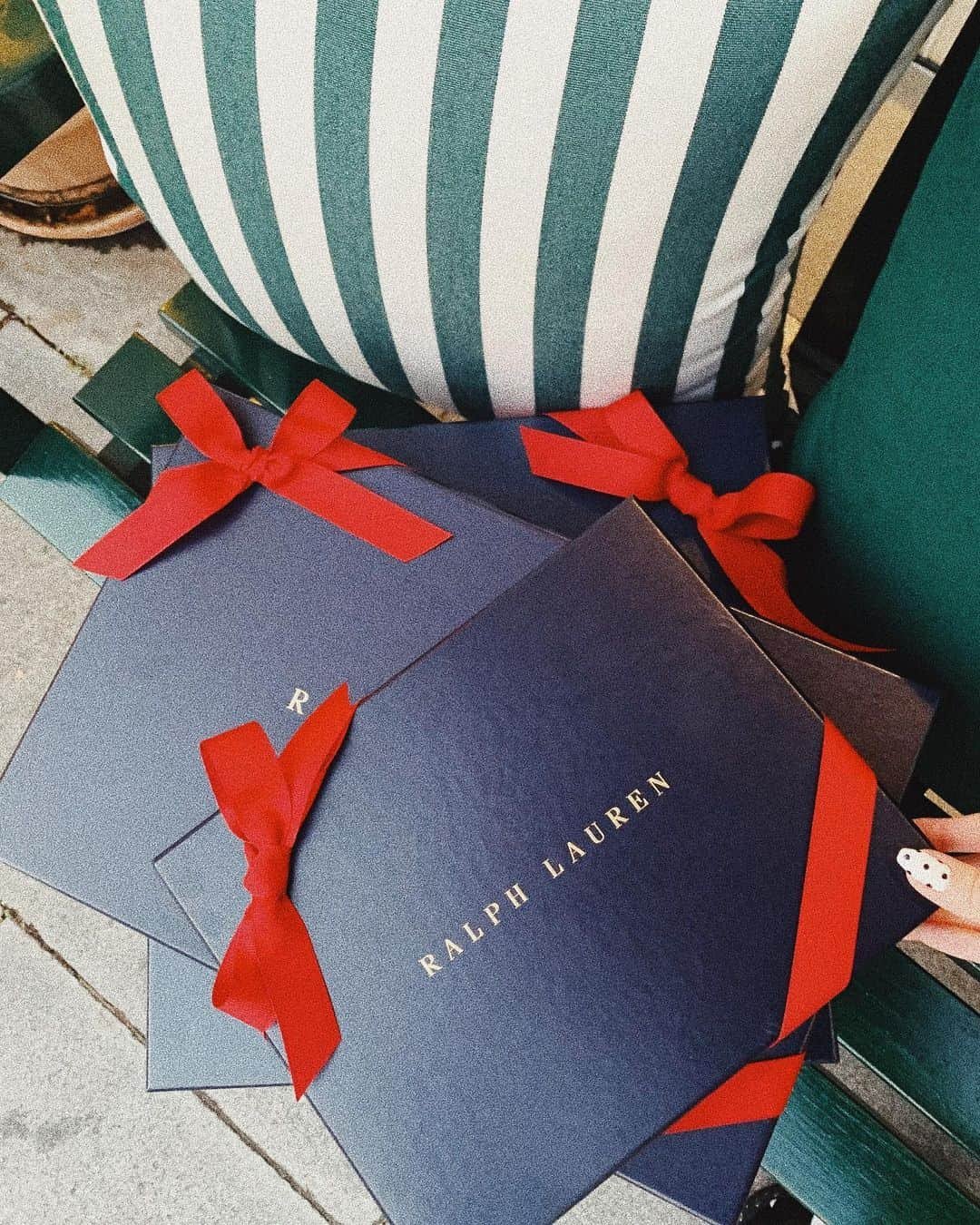 emmaさんのインスタグラム写真 - (emmaInstagram)「#FamilyIsWhoYouLove 🎄❤️ ホリデーシーズン一色で 可愛かったRALPH LAUREN🎁 #poloralphlauren #RLGifts」11月27日 18時45分 - okss2121