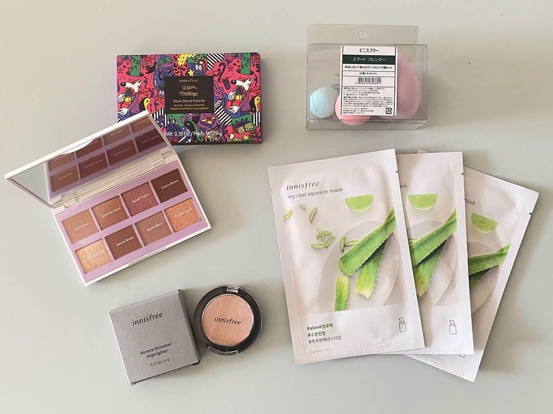加藤美南のインスタグラム：「innisfreeって本当全部良いよね👩 アイシャドウパレット全色使えて持ち運びに便利だし、ブレンダーとパックはずっと使ってるし、このハイライターめちゃくちゃ細かいパールでギラギラ系より馴染む感じだから肌綺麗に見せてくれてハイライト感もしっかりあって2枚目のはなんか可愛いクリスマスっぽくて色々入ってた説明雑ですが全部お気に入り🎄❤️  #innisfree #ホリデーコレクション」