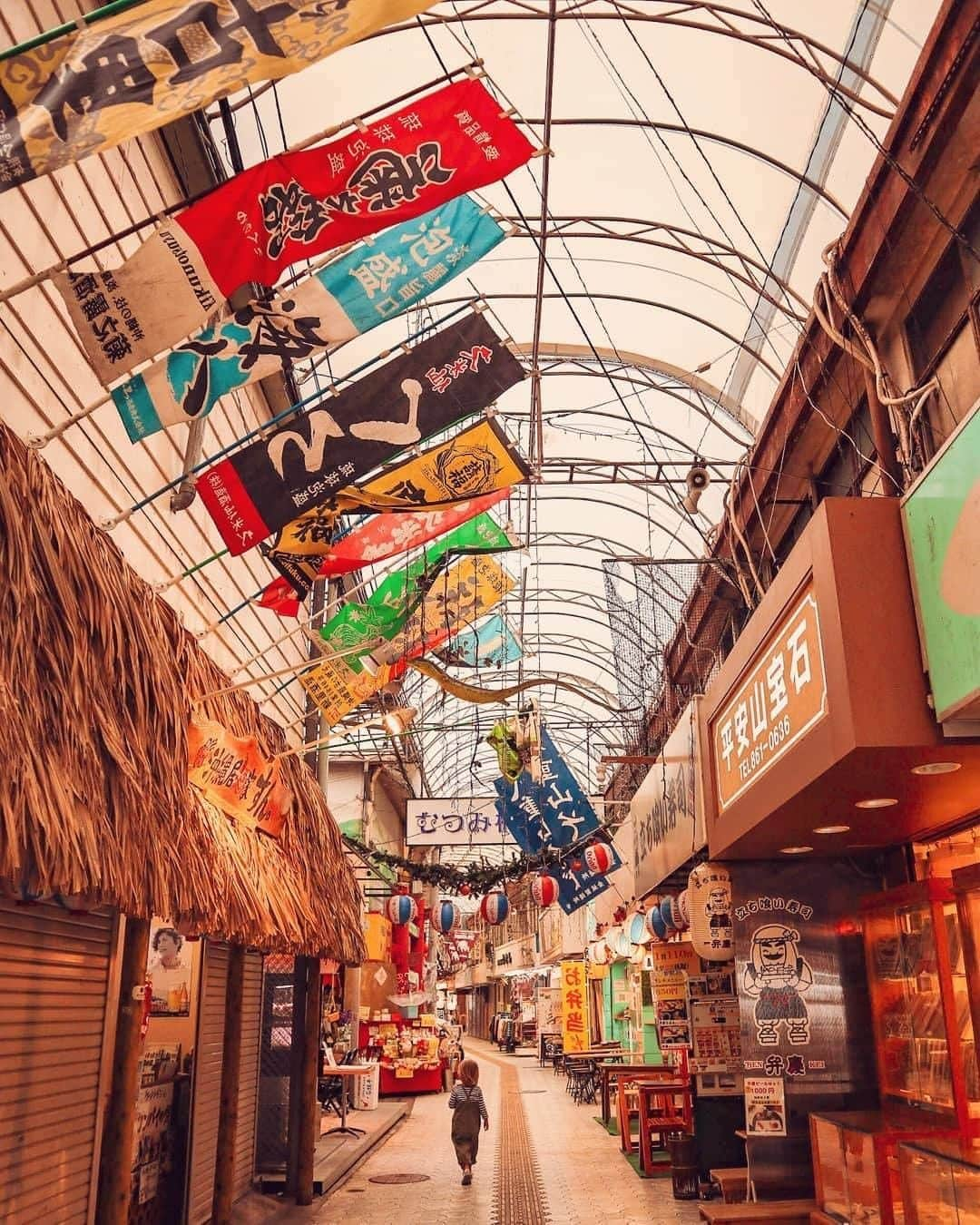 Be.okinawaさんのインスタグラム写真 - (Be.okinawaInstagram)「Entering just one alley behind Kokusai Street, the scenery changes completely. Welcome to the retro arcade shopping street!  📍: Naha City Kokusai Street shopping arcade 📷: @growingupinokinawa Thank you very much for your wonderful picture！  It’s getting a little cooler in November so strolling around the city is comfortable. You will see the colorful “Nobori” flags, old-style shops, and enjoy delicious Okinawan gourmet food!   Hold on a little bit longer until the day we can welcome you! Experience the charm of Okinawa at home for now! #okinawaathome #staysafe  Tag your own photos from your past memories in Okinawa with #visitokinawa / #beokinawa to give us permission to repost!  #nahacity #kokusaistreet #那覇市 #国際通り #那霸市 #國際通 #나하시 #국제거리 # #japan #travelgram #instatravel #okinawa #doyoutravel #japan_of_insta #passportready #japantrip #traveldestination #okinawajapan #okinawatrip #沖縄 #沖繩 #오키나와 #旅行 #여행 #打卡 #여행스타그램」11月27日 19時00分 - visitokinawajapan