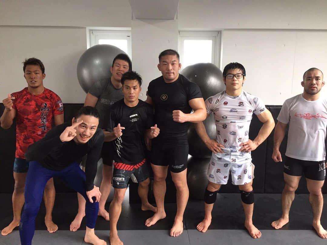 青木真也のインスタグラム：「柔道してるときは五輪、全日本選手権覇者と稽古するとは思わなかったし、レスリングメダリストと稽古するとも思わなかったし、37歳まで続けているとは思わなかった。正しく堕ちることでしか人間が正しく生きる道はないよなあ。#青木真也 #石井慧#柔道#金メダリスト#shinya aoki #mma」