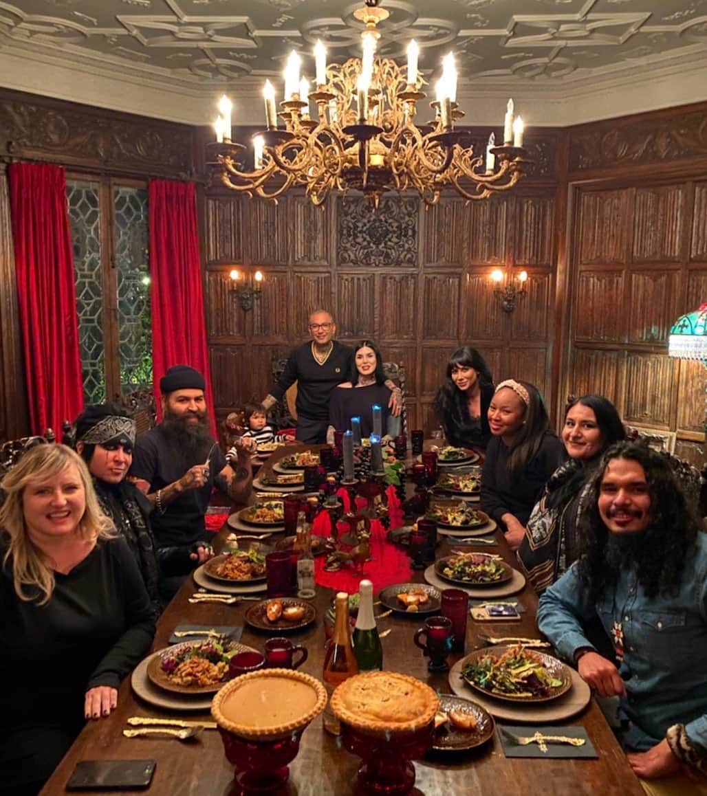 Kat Von Dさんのインスタグラム写真 - (Kat Von DInstagram)「So grateful for my beautiful family! Happy Thanksgiving! 🖤 @rhiangittins 🖤@llewellyn 🖤 @daveparley 🖤 @prayers 🖤 @darbigwynn 🖤 @veganglamazon 🖤 @alchemyorganica 🖤 @khalifwarrior 🖤」11月27日 18時55分 - thekatvond