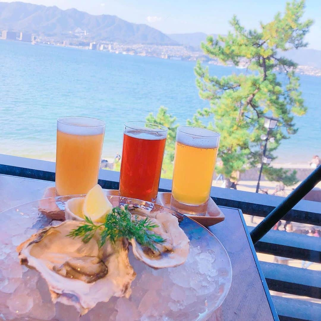 森香穂さんのインスタグラム写真 - (森香穂Instagram)「宮島ブルワリー  MIYAJIMA BREWERY  3種のビールが飲み比べできるお店に行ってきました！  お店から見える瀬戸内海も最高で👍 IPAというビールが1番美味しかった🍻💓  そして間違えて牡蠣2皿頼んでしまった💦牡蠣尽くしでした！🦪  #宮島 #宮島ブルワリー #MIYAJIMA BREWERY  #ビール #牡蠣 #広島」11月27日 19時00分 - kaho_mori0601