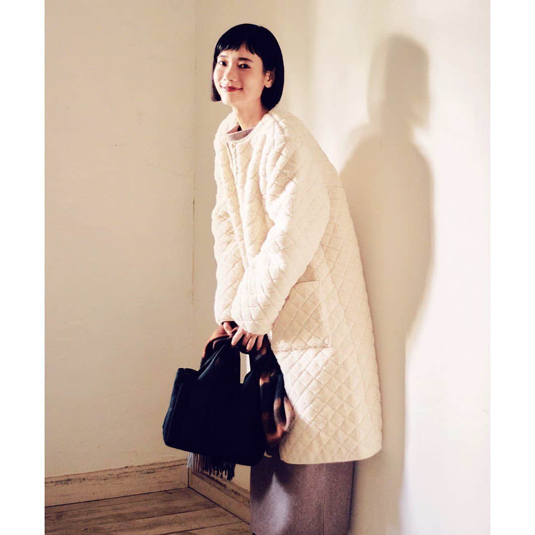 のインスタグラム：「･﻿ LBC ﻿ COLLECTION ﻿ ﻿ ボアキルトコート﻿ ￥7,990（税抜）﻿ ﻿ メルトン仕切りミニトート﻿ ￥2,590（税抜）﻿ ﻿ ﻿ #lbc #lbcmarket #ライフスタイル #ライフ雑貨 #インテリア #インテリア雑貨 #ファッション #レディースファッション #家具 #シンプル #カジュアル #グリーン #ライブグッズ #enjoyhome #スタッフに感謝 #みんなに感謝 #新作 #newarrivals #坂井裕美 #@hiromin921」