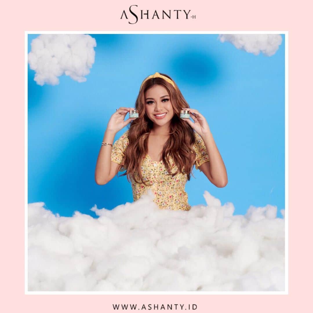 ASHANTY BEAUTY CREAM OFFICIALのインスタグラム：「Bosen banget sama jerawat, komedo, kulit kusam dan berminyak!   Ucapkan selamat tinggal pada masalah wajah yang mengganggu, saatnya kamu merawat wajah menggunakan Ashanty Beauty Cream Acne Series. Mengatasi jerawat sampai ke akarnya, membuat wajah lebih bersih, cerah, berseri bebas kusam dan minyak ✨  Dapatkan promo special Flash Sale JSM, satu paket cream  hanya Rp 450.000,- dan sudah FREE LIPMATTE Ashanty yang super kecehhh!   Tunggu apalagi ? Pesan sekarang juga yuuk 😍  _____________________________ Informasi dan pemesanan  Ashanty Beauty Cream Chat Via WA : WA: 081293823950 WA: 081287388885 WA: 087778489900 WA: 085781140354 ⚡️ Fast Respons Click Link On Bio Instagram @ashantyid ❣️ ______________________________ #ashantybeautycream #creamashanty #skincareashanty #skincare #skincareartis #skincarelokal #creamwajah #creamperawatanwajah #obatjerawat #jerawat #kosmetik #krimwajah #creamwajah #whiteningcream #ashantyid #ashanty」