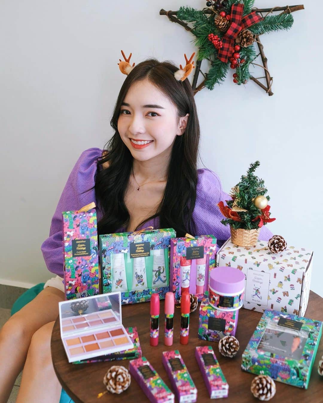 STEPHY YIWENのインスタグラム：「最喜歡的節日快要到了🎄✨  這是 innisfree x Steven Harrington  推出的2020 Green Holidays系列產品！超好看！ 每次的聖誕包裝都沒讓我失望 收到禮物真的好開心🥰  現在不需出门只要簡單的透過 E-Greenus Santa Service 也就是在WhatsApp聯繫 就可以買到他們家產品了！非常方便！ 而且还可以直接寄到爱人朋友们的手上 為他们送上一份惊喜和喜悅🎁 可以去到 @innisfree_malaysia的Facebook或网站了解更多！  #GreenHolidays #innisfreeMY」