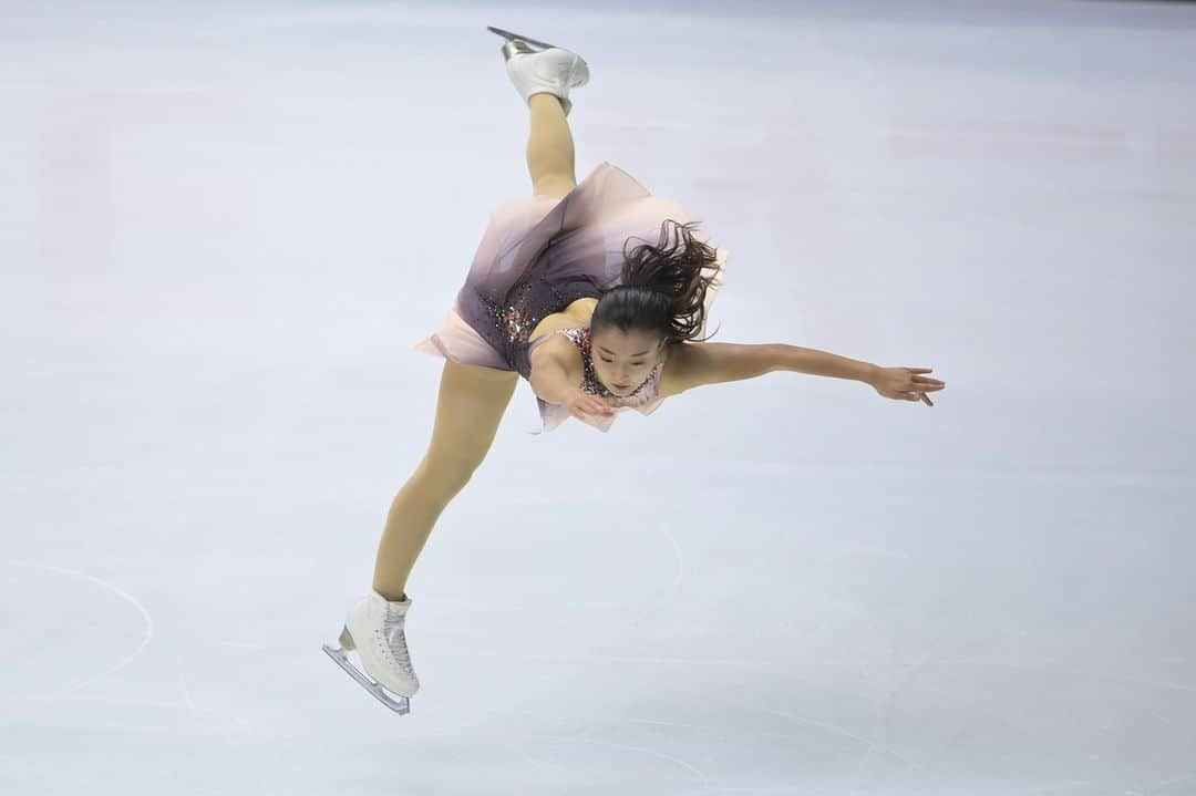 ISUグランプリシリーズのインスタグラム：「Kaori Sakamoto shines to take the lead in the Ladies Short Program, with Wakaba Higuchi and Mako Yamashita also well positioned after Day 1 of the NHK Trophy in Osaka 🇯🇵⁣ ⁣ Full round up 👉 isu.org⁣ ⁣ #GPFigure #FigureSkating」