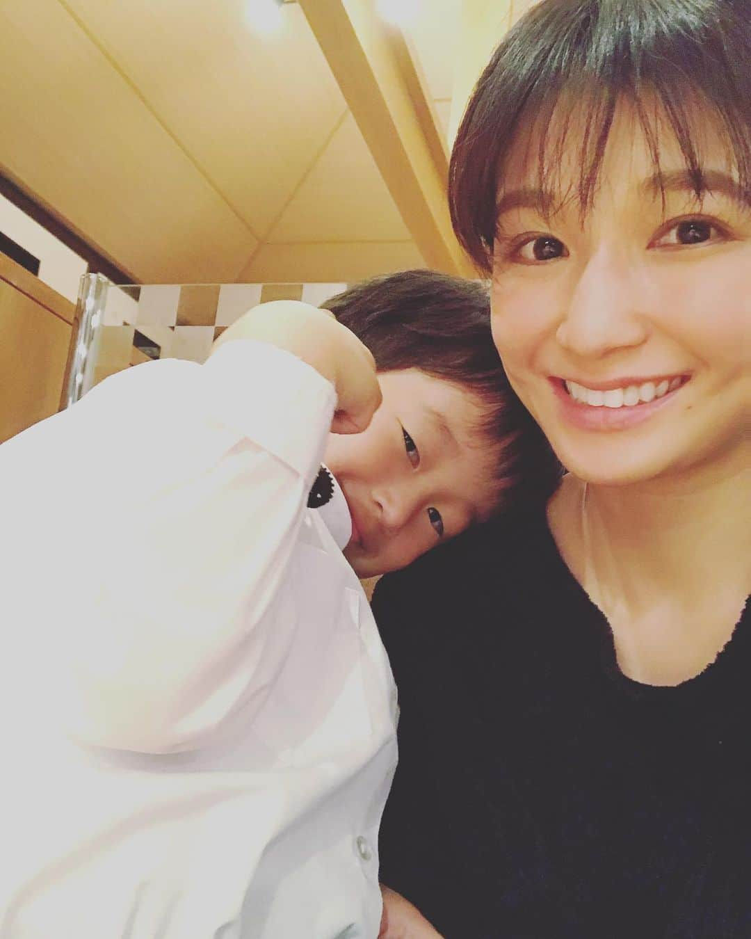 小西ゆりなさんのインスタグラム写真 - (小西ゆりなInstagram)「怒涛な1日終了ー😍 晩ご飯作る余裕も気力もなかったので、お迎え後に2人で外食しちゃいました‼️ 今週もお疲れ様でした✨ #親子ショット #ワーキングママ #男の子ママ #幼稚園ママ #4歳男の子 #夜ご飯 #今週もお疲れ様でした #ワンオペ」11月27日 19時01分 - yurina_konishi