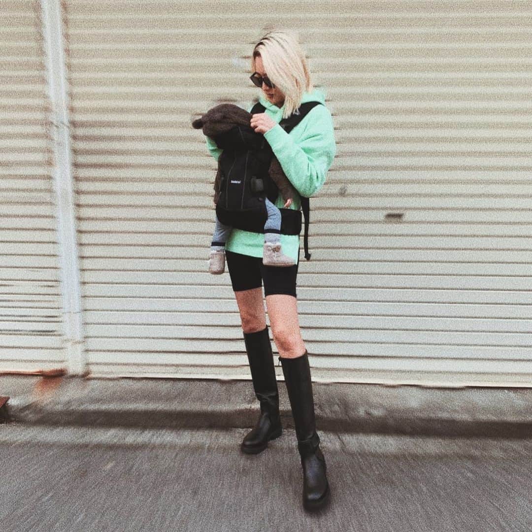 のインスタグラム：「. . . 今日あったかかったぁ☀️ ひぃばあちゃんにBaby 逢いに行ってきた👵🏼 . Baby爆睡なうの写真🤳w . .  #ファッション#産後太り #ママファッションプチプラ #ootd #ootdfashion #fashion #ダイエット女子 #産後ダイエット #ママ #nikeairforce1 #ママファッション #親子お揃い #プチプラ #プチプラコーデ #ママコーデプチプラ #ママコーデ #ダイエット中 #ハイトーンカラー #お洒落 #今日のコーデ #今日の服 #令和ベビー #着回しコーデ #ダイエットママ #着回し #男の子baby #楽ちんコーデ #ファッション好き #ダイエットママ」