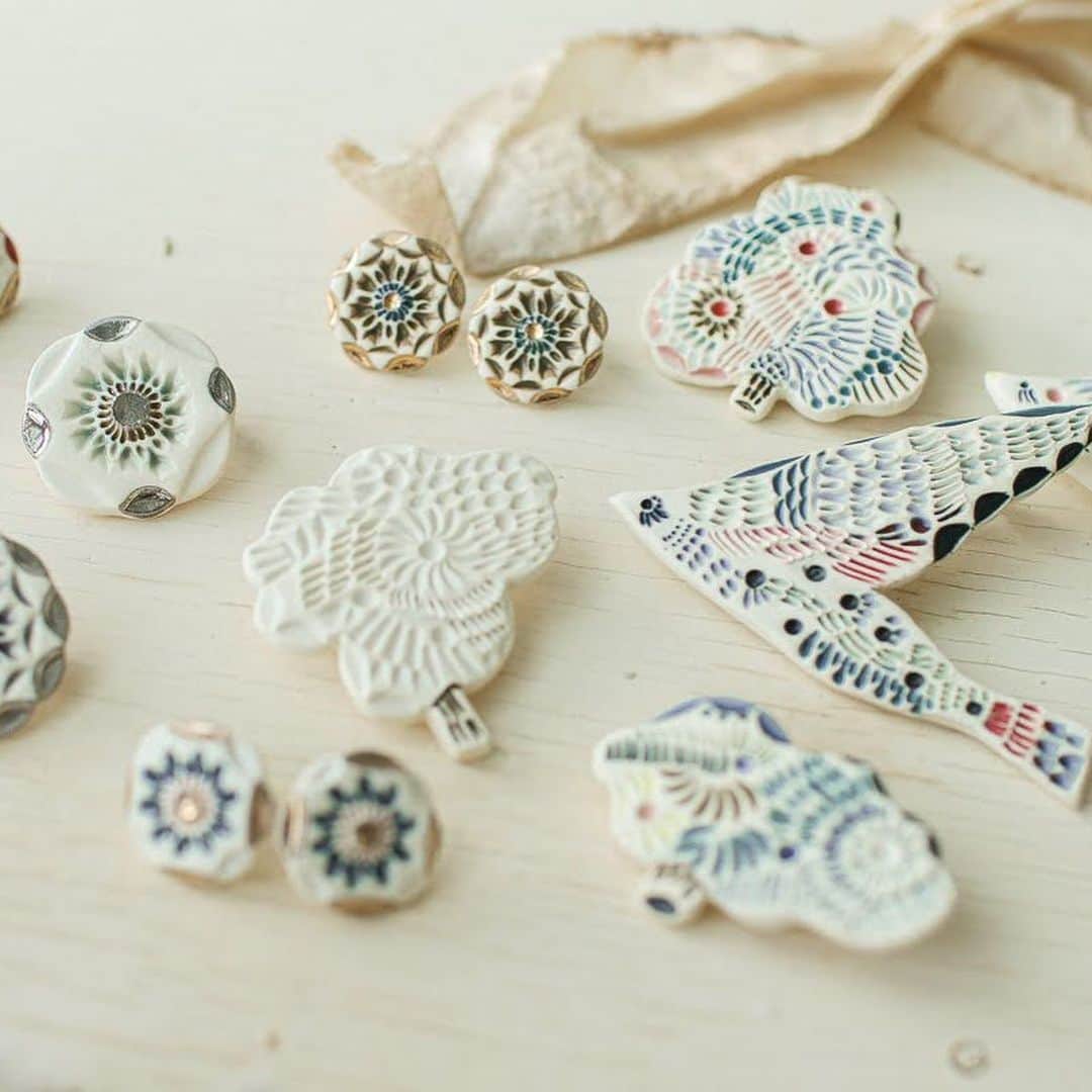 のインスタグラム：「【「ブローチ博&耳飾りパーティー」出品者紹介：POTTERY STUDIO K】﻿ オリジナルの釉薬で細やかな文様に彩られたアクセサリーは「POTTERY STUDIO K（@pottery_studio_k）」の金子ひとみさんによる作品たち。土に魅せられたという金子さんが、和菓子職人のような華麗な手さばきで一つずつ模様を入れ込んでいくのです。土を練り、型抜きをして、デザインを施してから、何度も焼いたり色付けしてやっと出来上がる一品。洋服にも和服にも相性が良いので、コーディネートの楽しさが広がります！  ▶︎詳細はプロフィール「@textilefabrics」のリンクより公式サイトへ！  ＜「新しいオンラインフェスティバル・布博」開催概要＞﻿ 出展者によるオンラインミーティング開催期間：2020年12月14日（月）〜19日（土） オンラインショップ開設期間：2020年12月14日（月）〜26日（土）﻿ ※出展者によって開設期間が異なります﻿ 会場：新しいオンラインフェスティバル・布博 公式サイト﻿ ﻿ ◎「新しいオンラインフェスティバル・布博」は3本立て！﻿ 1. オンラインミーティング（番組）﻿ 出展者のアトリエ紹介や制作工程、作品への愛などを出展者からリアルタイムで直接聞くことができる番組を配信。﻿ 2. オンラインショッピング 出展者による新作や、ここでしか買えない限定作品、もちろん、定番商品も購入することができます！﻿ 3. ライブ番組﻿ ミーティング最終日に豪華アーティストによる音楽ライブや、スタイリストによるファッションコーディネートやお悩み相談会を生中継でお届けします！  #手紙社#手紙舎#tegamisha#布博#nunohaku#zoom#zoom講座#オンライン講座#オンラインイベント#オンライン#オンライン配信#オンライン開催#新しいオンラインフェスティバル#新しいオンラインフェスティバル布博#ブローチ博&耳飾りパーティー#ブローチ#耳飾り#ピアス#イヤリング#brooch#pierce#earring#POTTERYSTUDIOK」