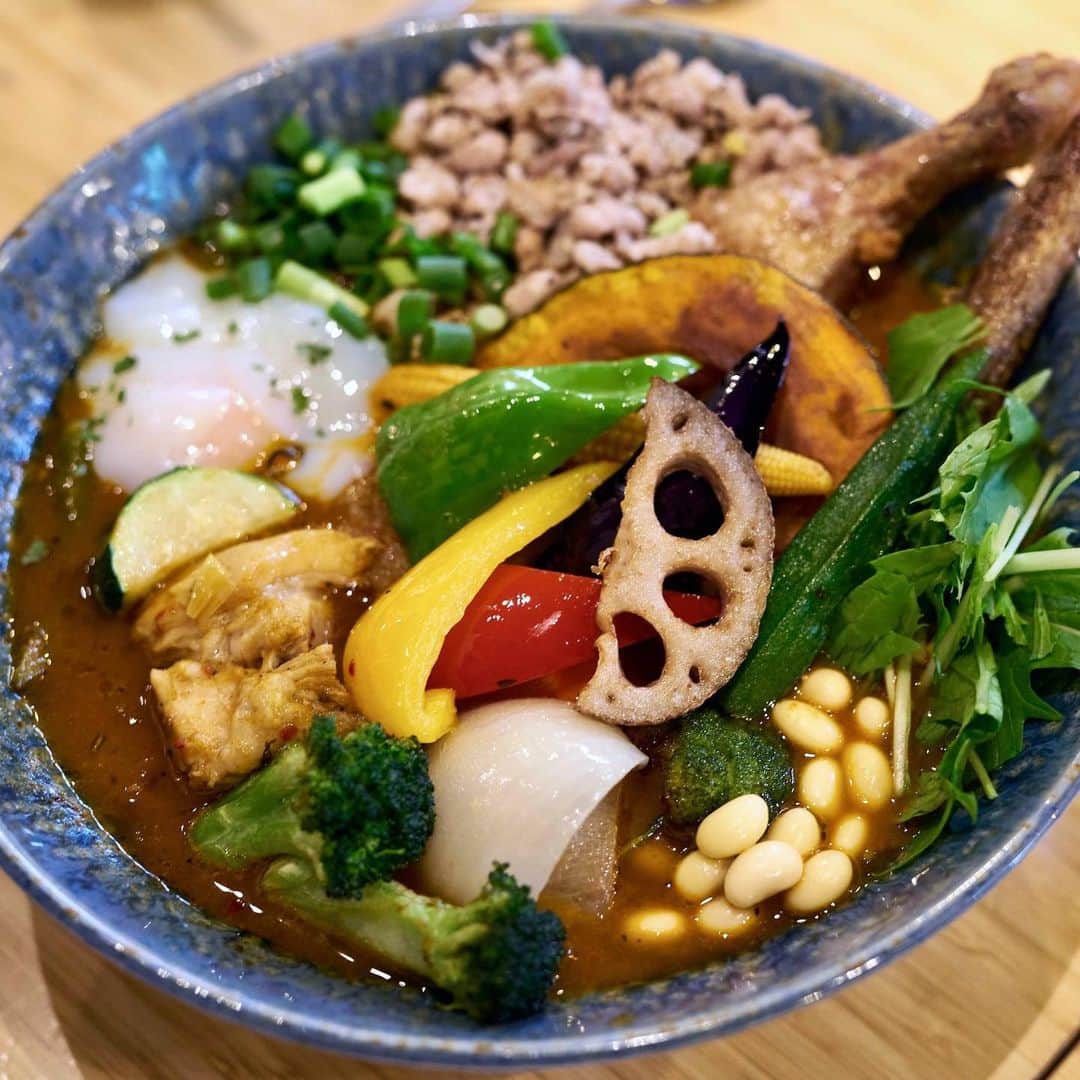 The Japan Timesのインスタグラム：「Is there a more perfect and balanced dish than Hokkaido soup curry? Gloriously comforting even at its most basic — a whole chicken leg floating in a bowl of savory, spice-packed broth, and a rainbow riot of vegetables scattered atop — it is by far the most reliable way of hitting your daily vegetable quota when eating out in Japan. Fortunately, you don’t have to hop on a bullet train to Sapporo for great soup curry. Our top five in Tokyo, plus a few runner-ups, serve bowls that hold their own with the best of Hokkaido. Click on the link in our bio for the full list. 📸 Florentyna Leow . . . . . . #Japan #Tokyo #soup #curry #travel #japantravel #instafood #dining #japanesefood #日本 #東京 #スープ #カレー #スープカレー #旅行 #食べ物 #食事 #おすすめ #🥘」