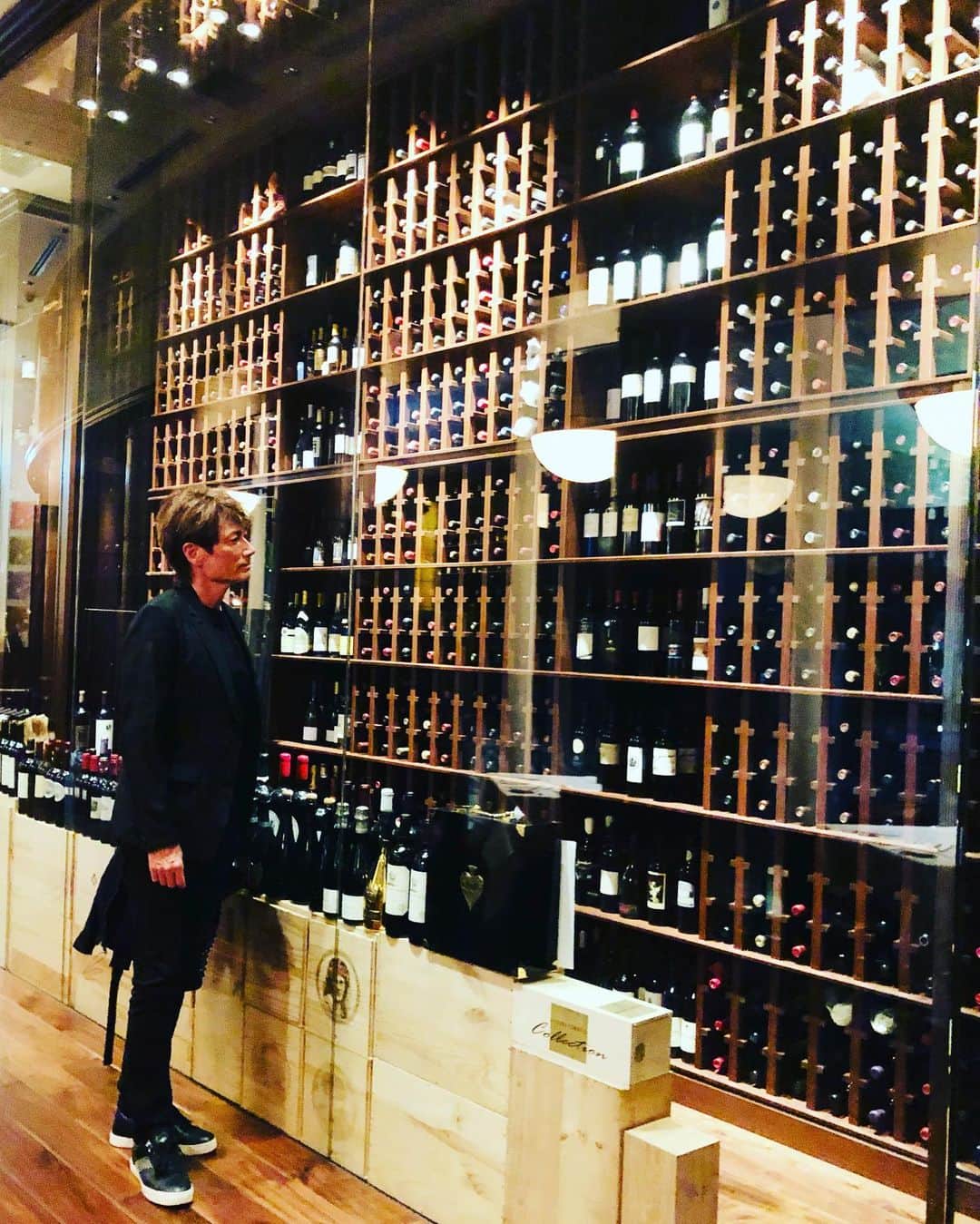 マイケル富岡のインスタグラム：「time for a toast♪ さてと…今宵はどれで乾杯しましょう♡ #winecellar #champagne #wine #sommelier #シャンパン #シュワシュワタイム #ワインセラー #バー #マイケル富岡 #タレント #俳優 #撮影 #actor #actorslife #shooting #timeforatoast #generalamericanhome #乾杯のとき #シャンパン年300本完飲」