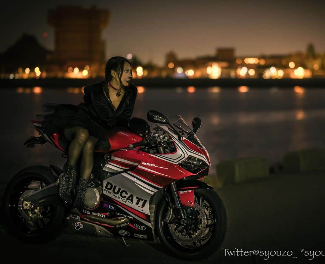 CAMIRAさんのインスタグラム写真 - (CAMIRAInstagram)「載せてなかった捨て猫シリーズ🐈 一応黒猫風です😂 #ディズニー裏#ハロウィン#過去pick#捨て猫#黒猫#バイク女子#バイク写真部#panigale#bikelife#motorcycle」11月27日 19時06分 - camila.528