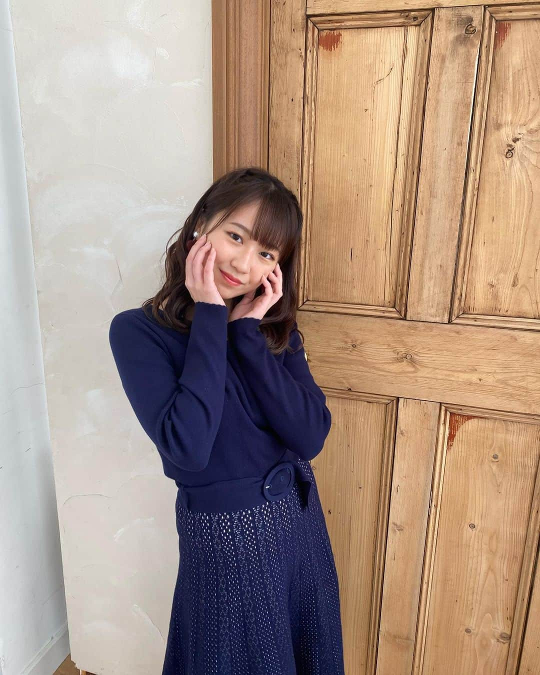 野中美希さんのインスタグラム写真 - (野中美希Instagram)「私服💙 #debutdefiore @debutdefiore のワンピース . 私は顔のパーソナルカラーがイエベ春で手がブルベ夏なのですがこの写真をみるとなんだかわかりやすいような気がします、、不思議👏 . #helloproject#morningmusume20#野中美希#ちぇる#パーソナルカラー#イエベ春#ブルベ夏#骨格ミックス#骨格ウェーブ#骨格ストレート#ootd」11月27日 19時07分 - miki_nonaka.official