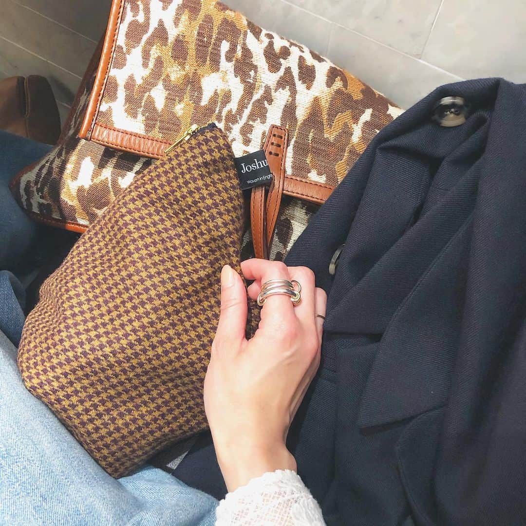 chinatsu614さんのインスタグラム写真 - (chinatsu614Instagram)「Cashmere pouch by @joshuaelliscashmere ♥︎ ・﻿ ・﻿ ・﻿ 伺ってみたかった﻿ @joshuaellis.jp のプレスへ。﻿ ﻿ 今年は青系・紫系が流行みたい。﻿ 紫のチェックも素敵だったなー♥︎﻿ ﻿ ジョシュアエリスのストールは﻿ 某カシミヤストールブランドより大人が似合う色合わせやブロッキングだった‼︎﻿ ﻿ クリスマス限定色のピンクも素敵だったよ♥︎﻿ ﻿ 私はやっぱり水色かなー。﻿ ﻿ @capeheights.jp  のフリースも試着させていただいたの。 ﻿ 色々試せてアドバイスを頂ける機会をお誘いいただけて嬉しかった♩﻿  お土産でいただいたポーチが可愛くって♥︎早速使ってる♥︎ ﻿ ・ ・  ・ @hirokoinaba さん いつもありがとうございます♥︎﻿ ﻿・ ・ ・ #joshuaellis  #capehights  #ジョシュアエリス  #ケープハイツ」11月27日 19時17分 - chinatsu614