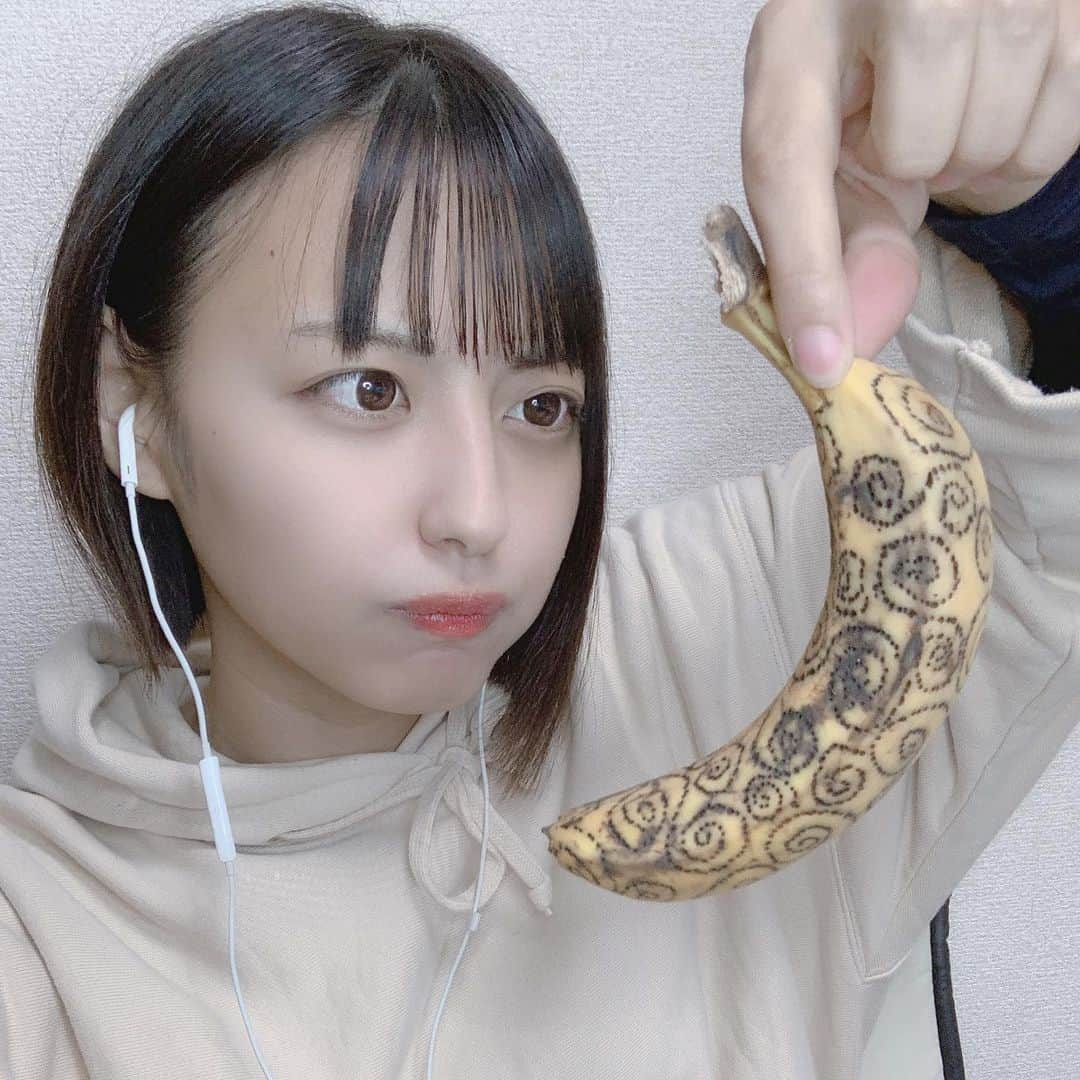 河合くるみのインスタグラム：「・ ・ 悪魔の実をつくったあよ🍌😈 ・ 金槌になってまでも欲しい能力か悩みますねぇ ・ ・ つぎは熟してないばななで もっと綺麗につくろうかな🍌 ・ ・ #バナナ #バナナアート #悪魔の実 #ワンピース #onepiece #anime #manga #ポコチャ #Pococha #配信 #ライバー #ばなな #金槌 #海賊王 #海 #followme」