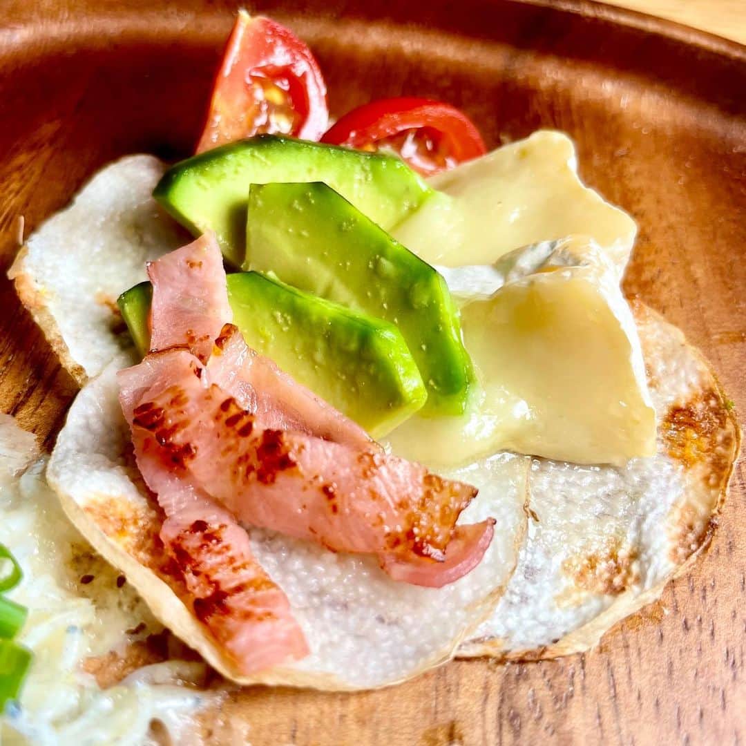 馬場裕之のインスタグラム：「無限おつまみ🍺 長芋ピザ🍕  ホットプレートで 簡単に作れ具材も お好みにアレンジできるので クリスマス🎄や 友達、家族とパーティー にもオススメです😆  YouTube「馬場ごはん」 にてご視聴くださいー😸 . ▷ @hiro88 ◁ ⇧⇧⇧⇧⇧⇧⇧ こちらをクリック😻  #新しい日常  #一緒にやってみよう #おうちごはん  #吉本自宅劇場  #馬場ごはん #おつまみ #簡単 #アサヒビール #ダブルカルチャード #pr」