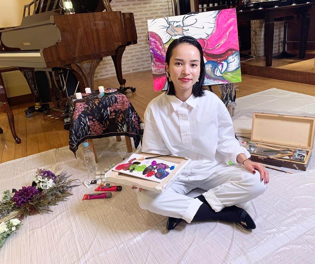 滴草由実のインスタグラム：「「Art With Me」視聴いただき、ありがとうございました！  横でレコード沢山流していたんですよ♪♪♪♪ やっぱレコードの音ってたまらない！ 心地よくなりながら楽しく描いていたのであっという間でした♪  明日の初ライブ配信 「Atelier Music Room 〜smooth R&B〜」はアーカイブもございますのでお楽しみに！ 配信は19:00〜です  youtu.be/BfdZuhnHq3I  #LIVE #Atelier #Music #room」