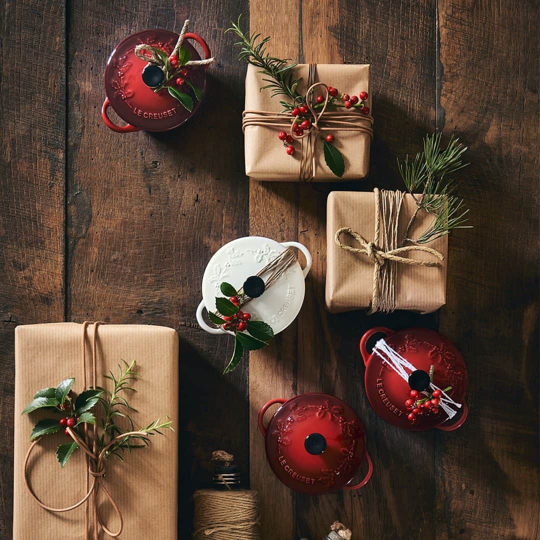 のインスタグラム：「ヒイラギの葉がレリーフになったクリスマスコレクションが限定発売。 ミニ･ココット ホーリーレリーフは、クリスマスのテーブルを華やかにコーディネートしてくれる美しいレリーフの入った限定デザインのストーンウェアです。 フタが付いているのでスープ皿やピクルス入れに。オーブンや電子レンジにも使用可能ですので、耐熱器としてそのまま調理器具にもお使いいただけます。  #ルクルーゼ #lecreuset #テーブルウェア #キッチンウェア #クリスマス #クリスマスコレクション #クリスマスギフト #ストーンウェア」