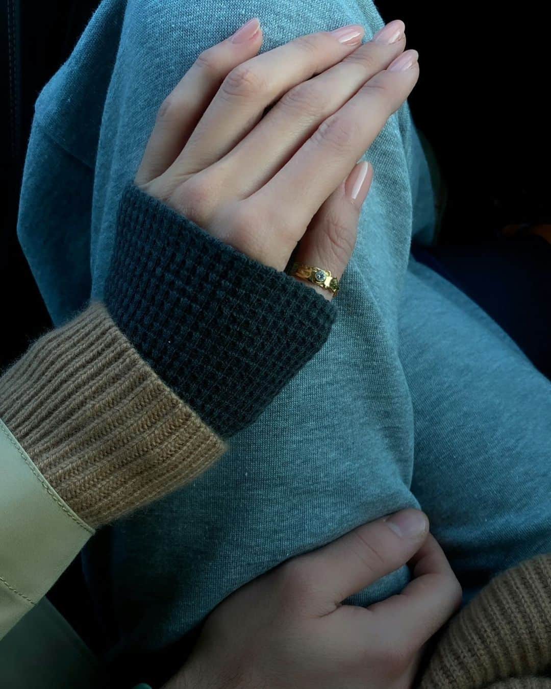 ベレン・ロドリゲスのインスタグラム：「Accarezzami le mani 🤍 @antonspin_」