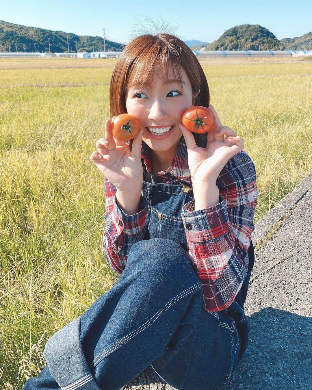 津田菜都美さんのインスタグラム写真 - (津田菜都美Instagram)「* 🍅🍆🥒🧑🏻‍🌾 野菜の中でトマトがいちばん好き︎︎︎︎✌︎リコピンあげええい🥰この名物なす丼がめちゃくちゃおいしくて忘れられーん！ねぎの下に山芋とろろですよ❤︎美味しさ倍増︎︎︎︎︎︎︎︎！！！家で作ろ〜っと。なすび〜む🍆 #ロケ撮影#高知県#高知市#南国市#安芸市#トマト農家#ナス農家#きゅうり農家#農業ガール#農girl農life#なす丼#最高です」11月27日 19時16分 - tsuda_723_official