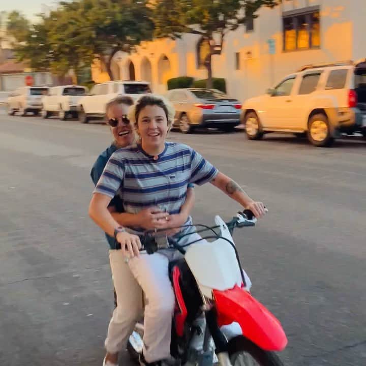 ジョーディン・バラットのインスタグラム：「i’m grateful everyday for so so much... my loved ones happiness and health, the life and career that i able to have, & all of my friends, family, sponsors, coaches, and people in my life that have been there for me thru the highs and lows. i love all of you and am so grateful everyday for you! especially grateful for my mom @joannebarratt_photo today and everyday, thank you for being the best mom i could ever ask for and teaching me so much. this video is from her birthday a few months back when she let me take her for a ride on my new dirtbike 😂 she was a little sketched out on my driving skills haha ❤️❤️❤️ thx for filming this moment @flemjason」
