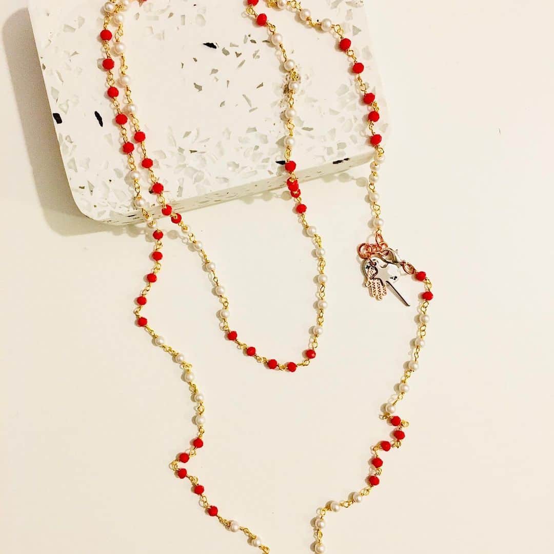 メイデンアートさんのインスタグラム写真 - (メイデンアートInstagram)「Rosary long necklace with white pearls, red crystals and magic wand charm.🪄🪄🪄 . Shop from the post♥️ .  #rosaryjewelry #rosary #sacredheart #catholic #handmade #archangelbrands #glorybe #chainmaille #handmaderosaries #beadedrosary #ourfather #bracelets #twentydecades #fivedecades #catholicrosary #beadedbracelets #archangelworks #hailmary #rosaries #prayer #jesus #marymotherofgod #rosarybracelets #beadedjewelry #chain #chainmailrosary #capturedbead #religiousgift #meditativeprayer #bhfyp」11月27日 19時26分 - maidenart