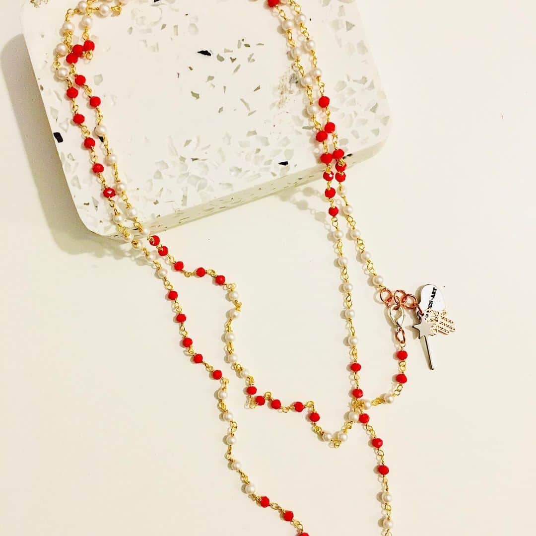 メイデンアートのインスタグラム：「Rosary long necklace with white pearls, red crystals and magic wand charm.🪄🪄🪄 . Shop from the post♥️ .  #rosaryjewelry #rosary #sacredheart #catholic #handmade #archangelbrands #glorybe #chainmaille #handmaderosaries #beadedrosary #ourfather #bracelets #twentydecades #fivedecades #catholicrosary #beadedbracelets #archangelworks #hailmary #rosaries #prayer #jesus #marymotherofgod #rosarybracelets #beadedjewelry #chain #chainmailrosary #capturedbead #religiousgift #meditativeprayer #bhfyp」