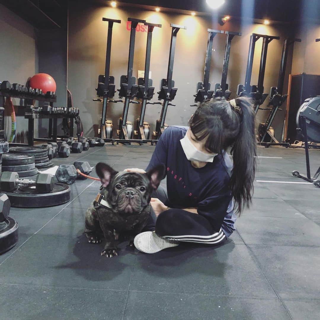 ユジョン のインスタグラム：「#크로스핏 뿌시러 옴 부셔지는건 나게찌만ㅎ,,ㅎㅎㅎ, 아니~~~ 앞자리 바뀔까봐 열심히 운동하겠다니까 왜 “나이”라고 생각하는거야? 나는 “몸무게” 말한건데 정말 착하고 솔직한 ㄴㅏ의 친구들아🤍  나의 10년지기 코치님  적당히,,, 해쥬세여,,,,,,,,^^,,,」