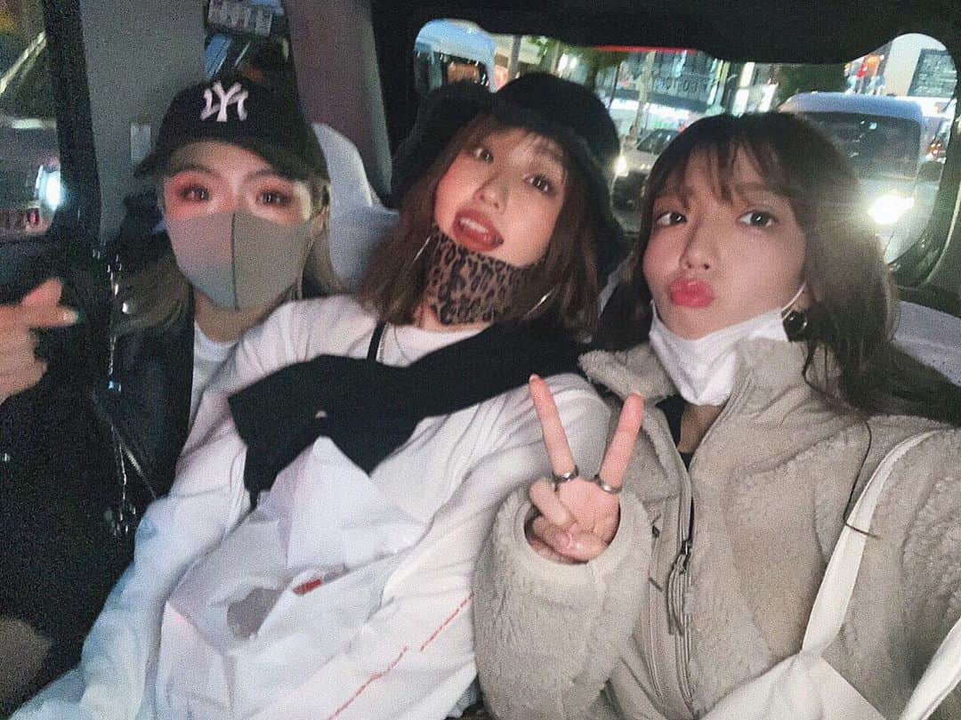 Arika Kuriharaのインスタグラム：「my best friends👩‍❤️‍💋‍👩  なんかあってもいつもポジティブに前向きな元気パワーをくれる私にとって最強におもしろい自慢の友達や🥸✨  あゆはるいつもありがとう🧡  なんか韓国旅行にきた アラサー女子旅みたいになってる😂 あ〜おもろいww  ふたりには感謝でいっぱい♡  Thank you✨✨✌️  #friends #love」