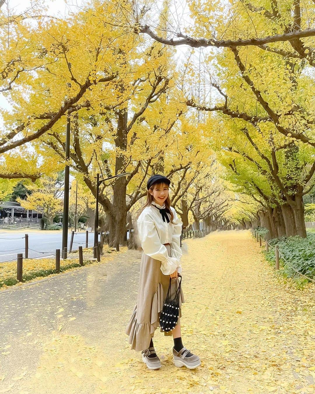 tomomi ❤︎ よしはしともみ ❤︎さんのインスタグラム写真 - (tomomi ❤︎ よしはしともみ ❤︎Instagram)「. . 今年もイチョウ🍂の季節がやってきた💕 . . #外苑前いちょう並木 に行ってきたよ🕊 今年も綺麗だったな〜♡ 少し散ってきたくらいが道が イチョウの絨毯みたいになってて好きなんだ〜🐱 . 動画もあるから最後までみてね💗 . .  📍外苑前イチョウ並木 最寄駅：外苑前駅 アクセス：東京メトロ銀座線・外苑前駅から徒歩約5分 （青山一丁目駅方面に「青山通り」を徒歩約5分ほど進んでいくと 「神宮外苑の銀杏並木」に着くことができます。） . 通年の「いちょう祭り」は今年は中止ですが 小規模で 「絆の森 森の職人展」を開催しているみたい！ . 日時：2020年11月20日（金）～12月6日（日） 　　　10:00～17:00 会場：権田原御観兵榎広場 . . #ichounoki #ichou_tokyo #gaienmae #omotesando #aoyama #photogenic #イチョウ #イチョウ並木 #イチョウの木 #銀杏並木 #イチョウの絨毯 #イチョウの葉 #外苑前 #外苑前銀杏並木 #青山 #表参道 #フォトジェニック #フォトジェニックスポット #映えスポット #映え写真 #紅葉 #紅葉スポット #紅葉デート #紅葉狩り #紅葉シーズン」11月27日 19時27分 - tomomi_yoshihashi