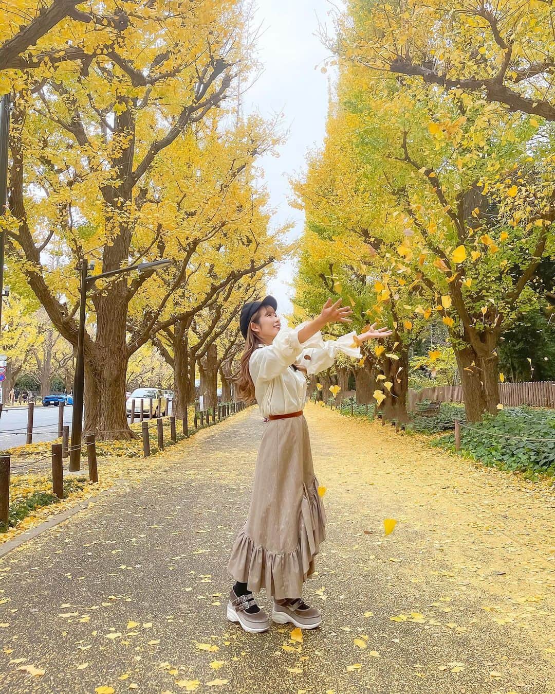 tomomi ❤︎ よしはしともみ ❤︎さんのインスタグラム写真 - (tomomi ❤︎ よしはしともみ ❤︎Instagram)「. . 今年もイチョウ🍂の季節がやってきた💕 . . #外苑前いちょう並木 に行ってきたよ🕊 今年も綺麗だったな〜♡ 少し散ってきたくらいが道が イチョウの絨毯みたいになってて好きなんだ〜🐱 . 動画もあるから最後までみてね💗 . .  📍外苑前イチョウ並木 最寄駅：外苑前駅 アクセス：東京メトロ銀座線・外苑前駅から徒歩約5分 （青山一丁目駅方面に「青山通り」を徒歩約5分ほど進んでいくと 「神宮外苑の銀杏並木」に着くことができます。） . 通年の「いちょう祭り」は今年は中止ですが 小規模で 「絆の森 森の職人展」を開催しているみたい！ . 日時：2020年11月20日（金）～12月6日（日） 　　　10:00～17:00 会場：権田原御観兵榎広場 . . #ichounoki #ichou_tokyo #gaienmae #omotesando #aoyama #photogenic #イチョウ #イチョウ並木 #イチョウの木 #銀杏並木 #イチョウの絨毯 #イチョウの葉 #外苑前 #外苑前銀杏並木 #青山 #表参道 #フォトジェニック #フォトジェニックスポット #映えスポット #映え写真 #紅葉 #紅葉スポット #紅葉デート #紅葉狩り #紅葉シーズン」11月27日 19時27分 - tomomi_yoshihashi