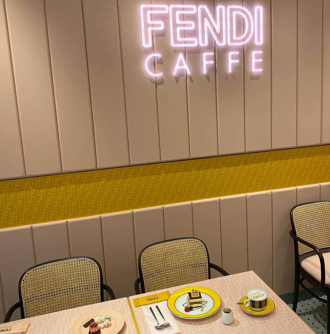 よしあきさんのインスタグラム写真 - (よしあきInstagram)「FENDIcafeとっても可愛かったです🥛 また行っちゃう  #fendicafe #anniversairecafe」11月27日 19時24分 - yooshiakiii