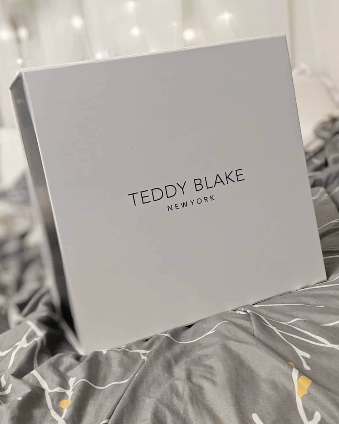 アマルのインスタグラム：「今日あげる動画🤭🤭🤭 大興奮な私。 Sneak peek of today's video 🥰so excited for this one.   #teddyblakenewyork #whatsinmybag #かばんの中身」