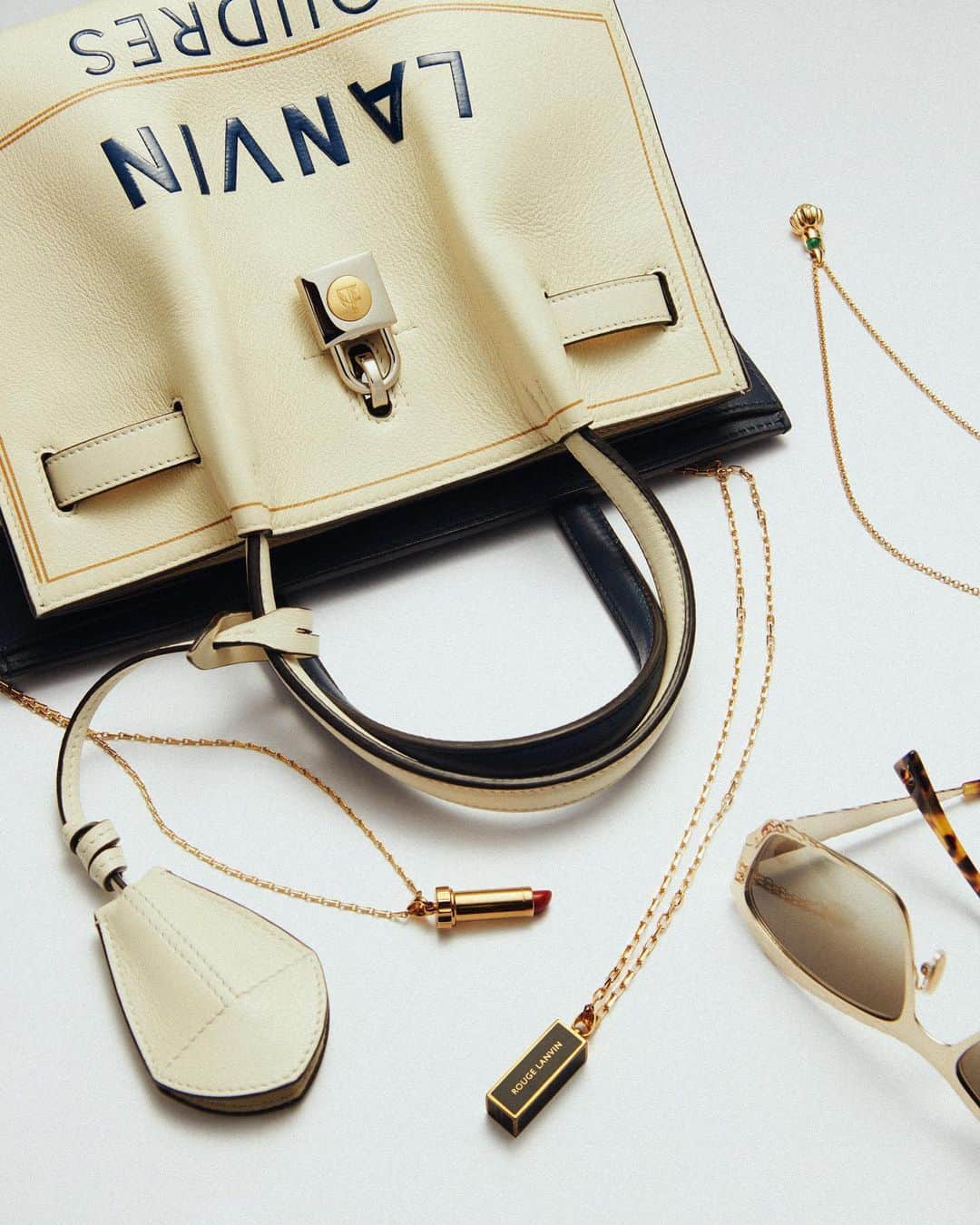 ランバンのインスタグラム：「« Cosmetics » obsession. #LanvinGift」