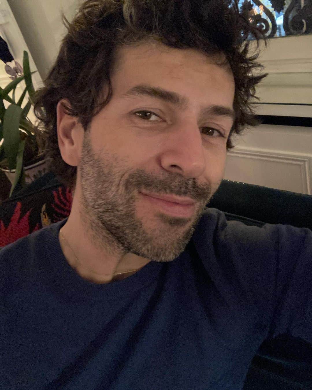 アレクシマビーユのインスタグラム：「Lonely Friday night @alexismabille #smile #fridaynight #confinement #lonely #plaisir #❤️」