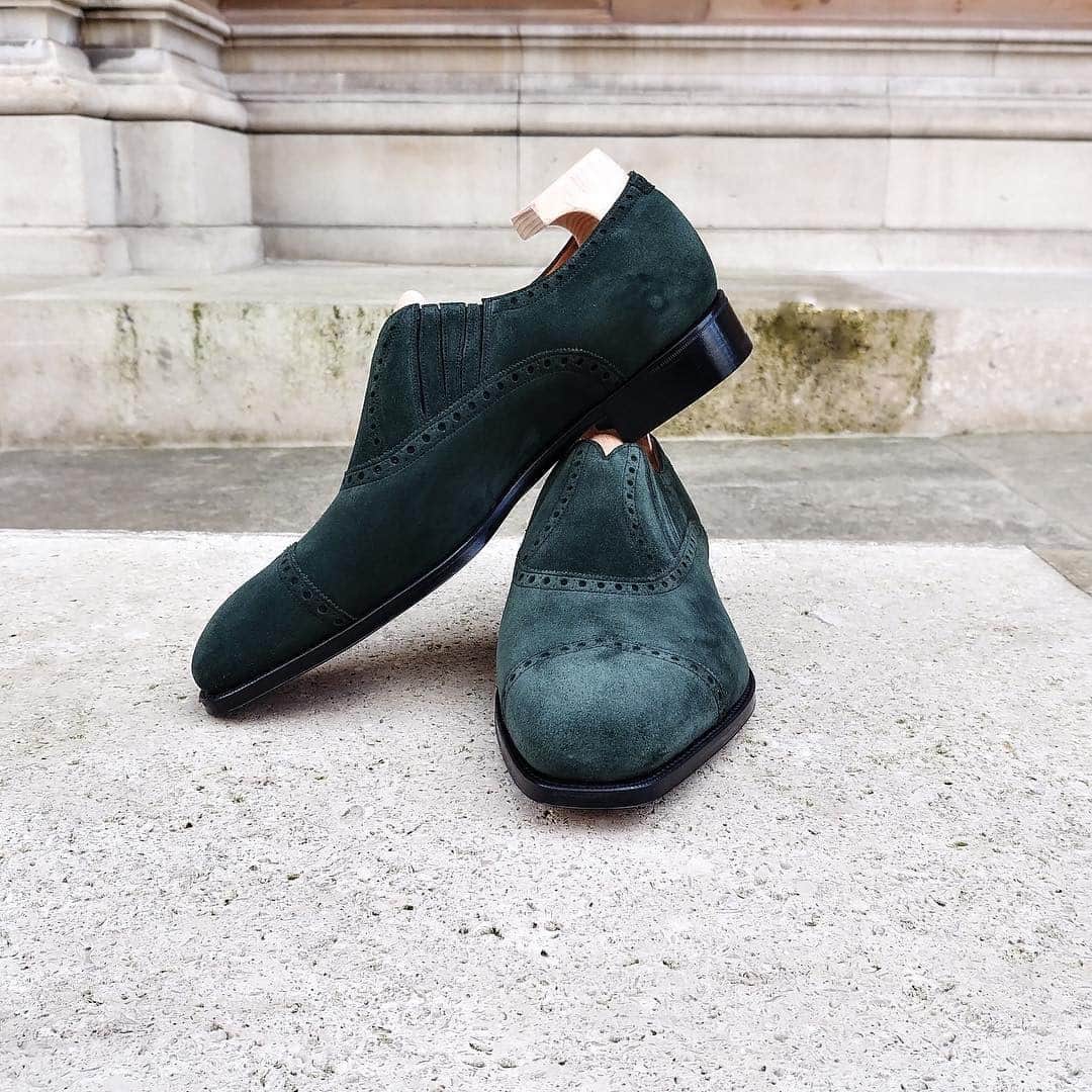 ガジアーノ&ガーリングのインスタグラム：「The distinctive diamond cap toe of the Barclay only looks better in our dark green suede. Seen here made to Order on the MH71 last.」