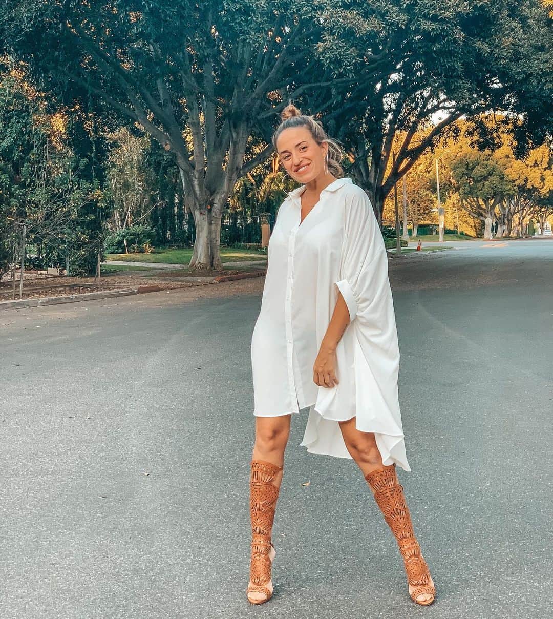 のインスタグラム：「I have always admired the women who in their day to day dress up, put on makeup and take advantage of any opportunity to put on heels 🤤 I wish I was like that, but no, I usually take the comfortable option to the fancy. Although there are days, like the one in the photo, in which I put on my heels and enjoy it a lot 🥰 You are more of the team of 👠 or 👟 ???   Tag that friend who is always 🔝  and goes out perfect . I know some, but i’m gonna tag two who for me always nail it @cynthiaschavez  @lianawhoo   #lovethem #admirationforwomen #comfyoption #dressup #makeupon #putonheels #momlife #bunstyle   Siempre he admirado a las mujeres que en su día a día se arreglan, se maquillan y aprovechan la mínima para ponerse tacones 🤤 Ojalá yo fuera así, pero no, suelo coger la opción cómoda a la presumida.  Aunque hay días, como el de la foto, en el que me pongo los tacones y lo disfruto mucho 🥰   Vosotras sois de 👠 o de 👟??? Etiquetad a esa amiga que siempre siempre va TOP! Yo conozco a dos que siempre van impecables  @cynthiaschavez  and @lianawhoo」