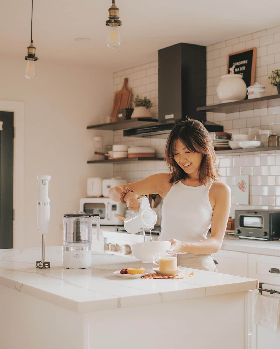 W E Y L I Eのインスタグラム：「I’m a little late to the trends, but Dalgona coffee is worth the hype! ☕️ In partnership with @kitchenaidusa, I was able to use their new Cordless Collection to help me out with some delicious recipes - look how good this one turned out?! Before I got the new KitchenAid Cordless Hand Mixer, I didn’t even bother attempting to make Dalgona coffee because you have to whisk it for 8+ minutes if you’re doing it by hand. It only takes less than two minutes with the hand mixer to get it nice and fluffy! 🤯 The Cordless Collection has made my life in the kitchen so much easier because I can move around freely without the hassle of cords. Check out my new video to see some of the quick, easy (and tasty! 😋) recipes I made! #MakeItTogether #kitchenaidambassador」