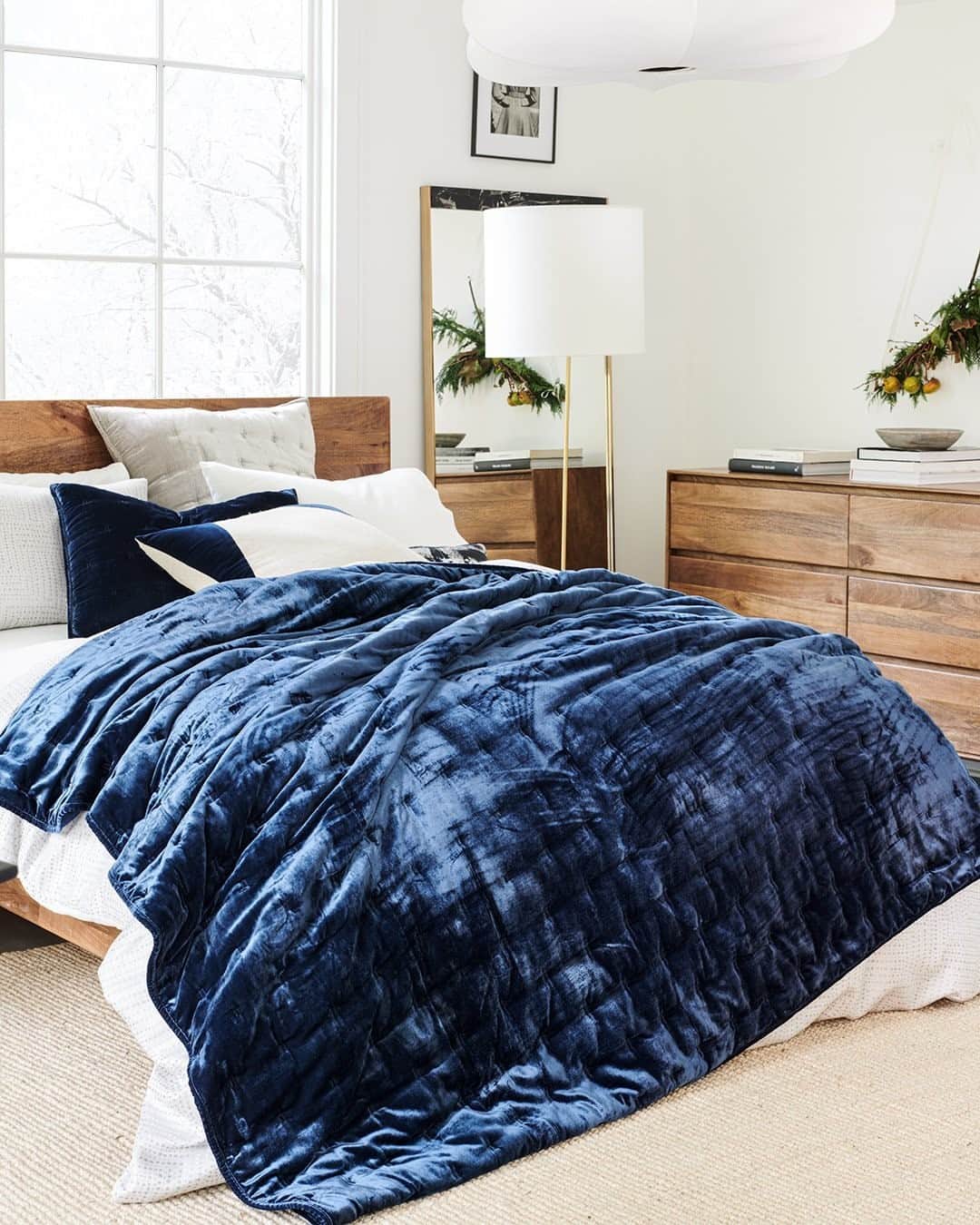 west elmさんのインスタグラム写真 - (west elmInstagram)「And now for something velvety-soft ☁️✨💙 This #FairTradeFriday bedroom features our Lush Velvet Tack Stitch Quilt (shown here in Midnight, but available in many colors) along with our @fairtradecertified Anton Bed & Dresser. Tap the link in our bio to shop this whole room! #fairtrade」11月28日 5時00分 - westelm