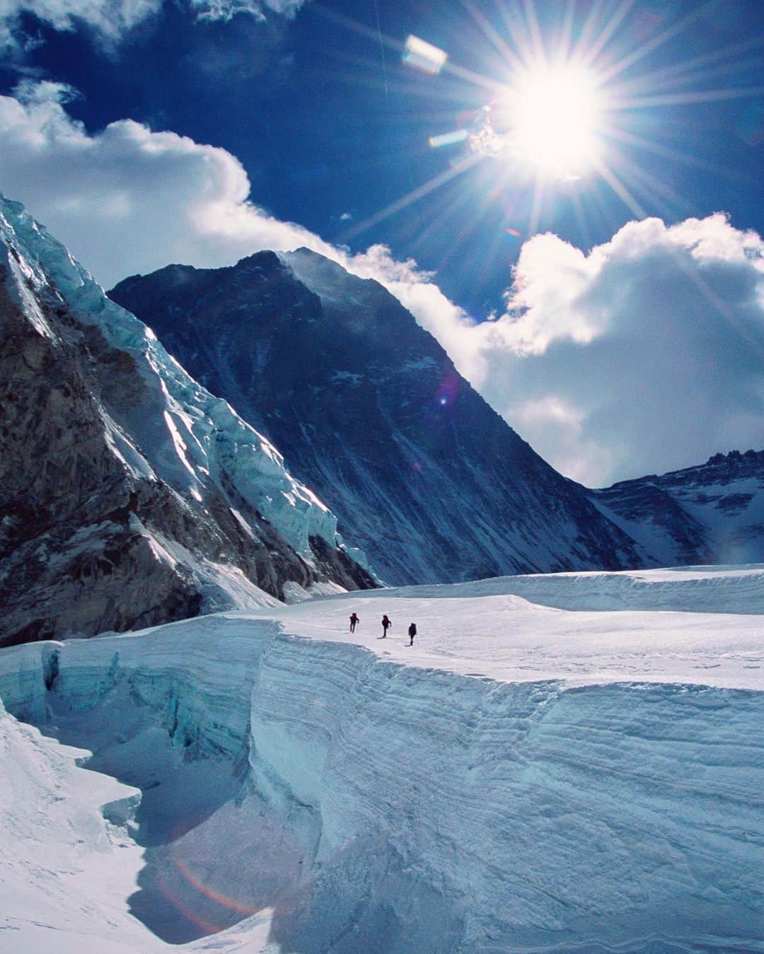 のインスタグラム：「David Breashears, @ed_viesturs and Viekka Gustafson leaving Camp I on an acclimatization lap to Camp II.  Western Cwm, Khumbu, Everest 2004  Fuji Velvia」